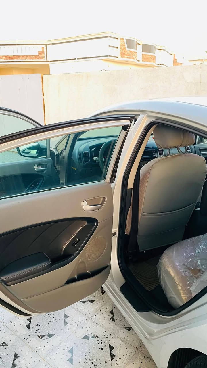 السلام عليكم 
كيا فورتي موديل ١٧ رقم الانبار بأسمي ضرر قطعة واحدة بدون دواخل بدون ارباك مكان السيارة الرمادي السعر105 ***********
