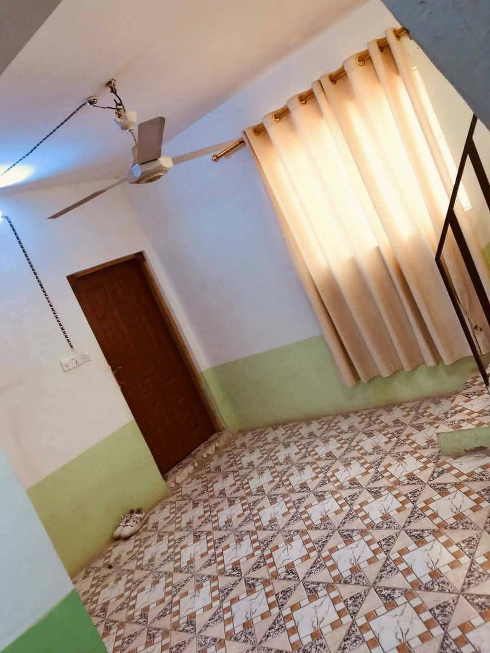 دار للبيع المساحه ١٢٠ متر قرب أسواق طيبه غرفه وصاله واستقبال ومطبخ وتخاريج داخل وخارج السعر ٤٦ مع المجال الاستفسار الاتصال *********** او مراجعه مكتب بركات المصطفى
