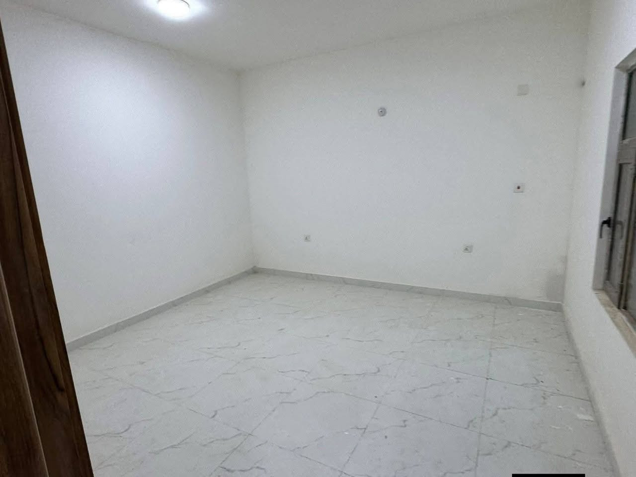 صاعد مصرف عقاري ✨
دار للبيع في مجمع الأميرات الثانيه مساحه 250 متر مربع رابع 
يحتوي على اضافات غرفه ثالثه فوك مع كتائب وترتيب الماء 
مجموع اربع غرف نوم واستقبال وحديقه وكراج 
يباع بمقدم 125 والمتبقي اقساط على المصرف العقاري 
القسط الشهري 508 الدار جاهز للسكن 
للتواصل *********** مكتب النخيل للعقار 🌴
