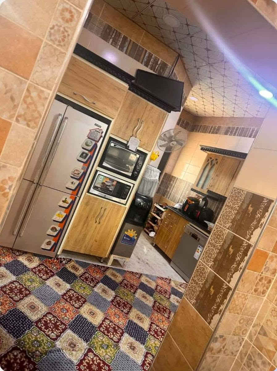 🏡 دار للبيع.. بناء حديث 
📍الموقع : بهرز ـ حي صدام ـ قرب دار المحامي زكي سعدون 
📐 المساحة : 200م  الوجه 10 
🧾 سند الملكية : طابو ملك صرف ( تحويل مباشر) 
سنة البناء : 2020 
يتكون الدار من طابقين : 
1️⃣ أستقبال , مطبخ ، صالة ، غرفتي نوم ، دورتي مياه 
2️⃣ صالة ، غرفة نوم ، دورة مياه 

✅خدمات كاملة( ماء ، مجاري ، كهرباء ، شارع صب )

بناء بمواصفات عالية / ديكورات مغربية ـ سقوف ثانوية ـ سيراميك نوعية ممتازة 

للأستفسار : ***********
