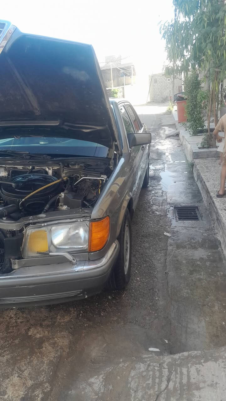 مارسدس موديل ٨٧ رئاسي باب قصير ٣٠٠ 
لون جوزي بني 
محرك كير تبريد صدر أمامي خلفي مكفول 
تخم تايرات نظيف جواها
غرفة كهرباء دبل اريل 
فتحة شغالة 
سنوية ساقطة صار ٥ اشهر 
شرط التحويل 
مكان بغداد 
موبايل ***********
سعرها ٦٥ $ بيها مجال 
سيارة كاملة اي نقص ماكو
