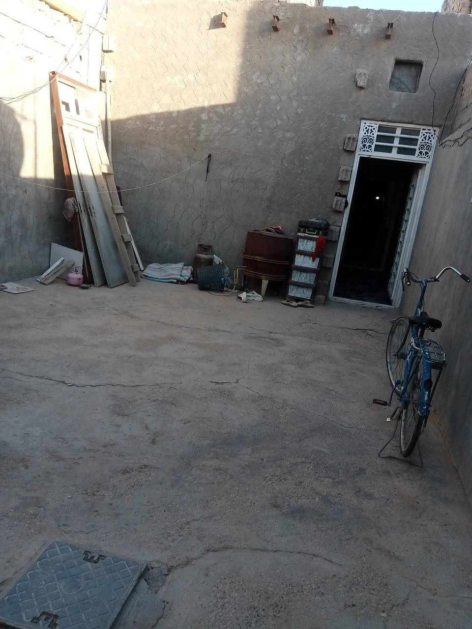بيت البيع مسحه١٠٠ يحتوي ع غرفه وصاله ومطبخ مع صحيات استقبال مامبني عقد زراعي مقابيل العسكري مدرسه در النجف سعره ٢٥رقم ***********
