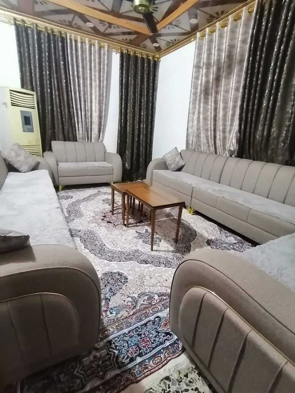 السلام عليكم
مناسب جدا طابقين 
 بيت 100م طابقين للبيع
حي النداء خلف مول بغداد 
موقع مرغوب خدمات كاملة 
سوك مدارس ماناقصة شي 
السعر 100 مع المجال
***********
