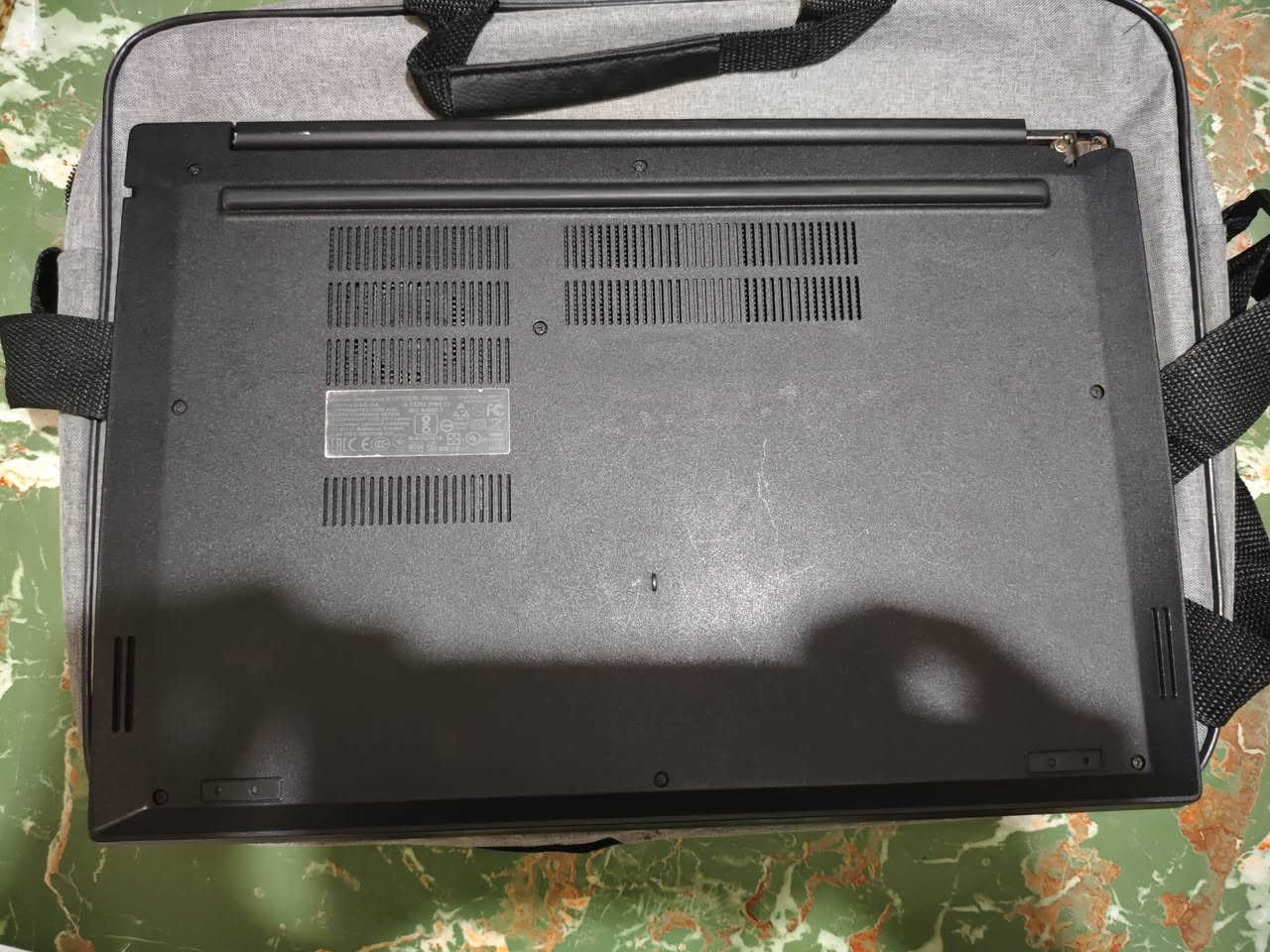 الموديل: Lenovo ThinkPad E580
للبيع او مراوس ps4

المعالج: Intel Core i5 (الجيل الثامن)  

كرت الشاشة المنفصل: AMD Radeon RX 550 بسعة 2 جيجابايت (ممتاز للألعاب الخفيفة وبرامج التصميم والإنتاجية)

كرت الشاشة المدمج: Intel UHD Graphics 620

التخزين (مزدوج):

SSD بسعة 128 جيجابايت (لنظام التشغيل وسرعة الإقلاع)

HDD بسعة 500 جيجابايت (لتخزين الملفات والبيانات)

الشاشة: 15.6 بوصة مع لوحة أرقام جانبية (NumPad)  

الكيبورد: داعم للغة العربية والإنجليزية  

البطارية: تعمل لمدة ساعة تقريباً حسب الاستخدام

الشحن سريع تايب سي 65واط

بيها فقط كسر بالغلاف الخارجي وممأثر على اللابتوب ابد

التواصل خاص او واتساب ***********

السعر 250 او مراوس ببلي فور
