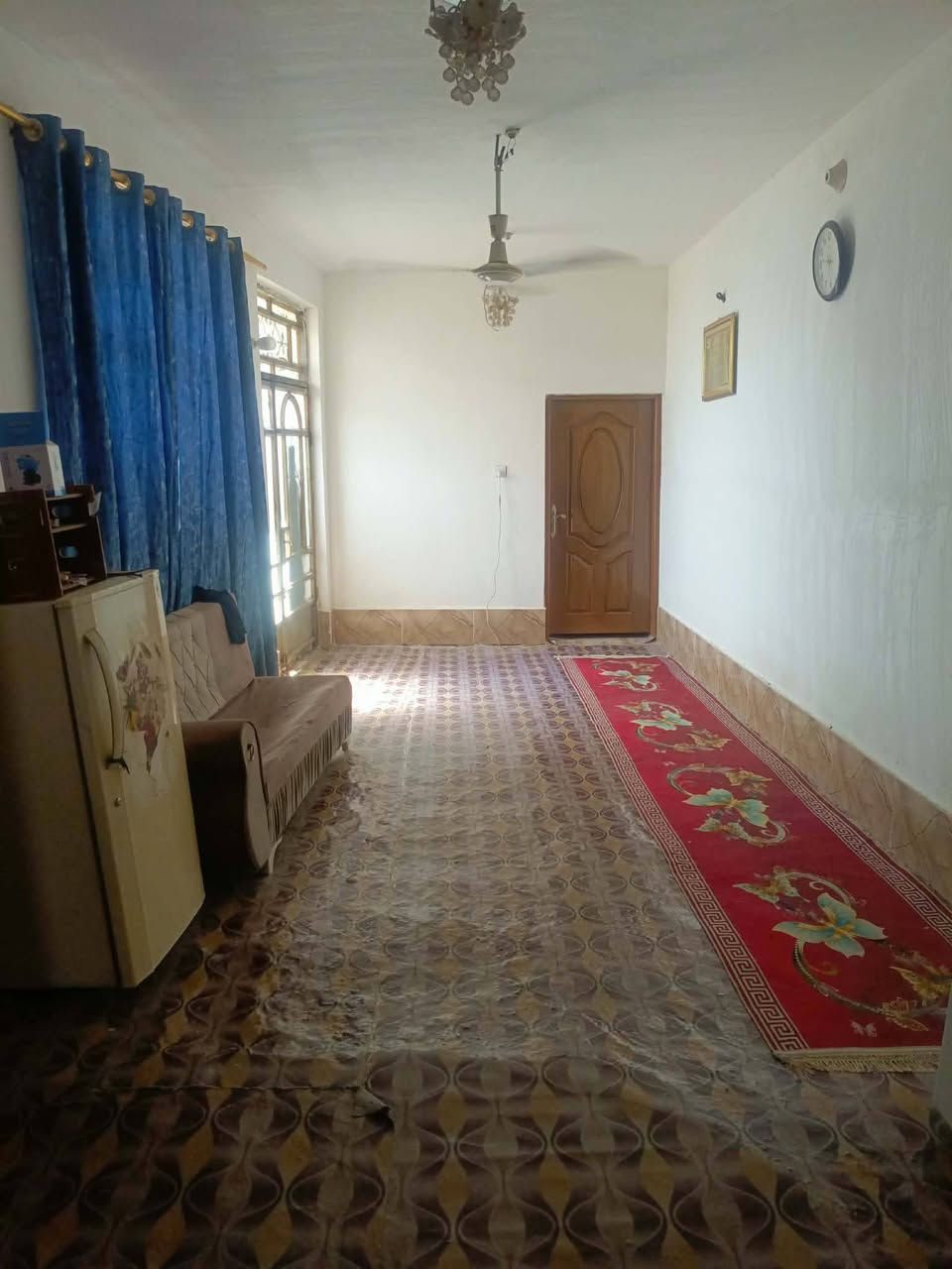لسلام عليكم  البيت طابو زراعي سند 25 مساحته 120 ب السند وا 140 واقع حال موقعه شارع الحسينيه شارع 80 البيت موقعه قريب على الشارع وبيه كافه الخدمات ماء وكهرباء وانترنيت ضوئي وا تبليط جديد  بيه كلدور 10 امتار وصاله 4x5 مطبخ وثلاث غرف نوم.غرفتين من عدهن مفتوحات على بعض وصحيات خارجي وحمام داخلي وطارمه واجهيه البيت 20 والنزال 7 ونص  البيت كامل من الداخل بيه جم شغله نقص البيت سايمه77  وبيه مجال  كلشش بسيط
للتواصل ***********
