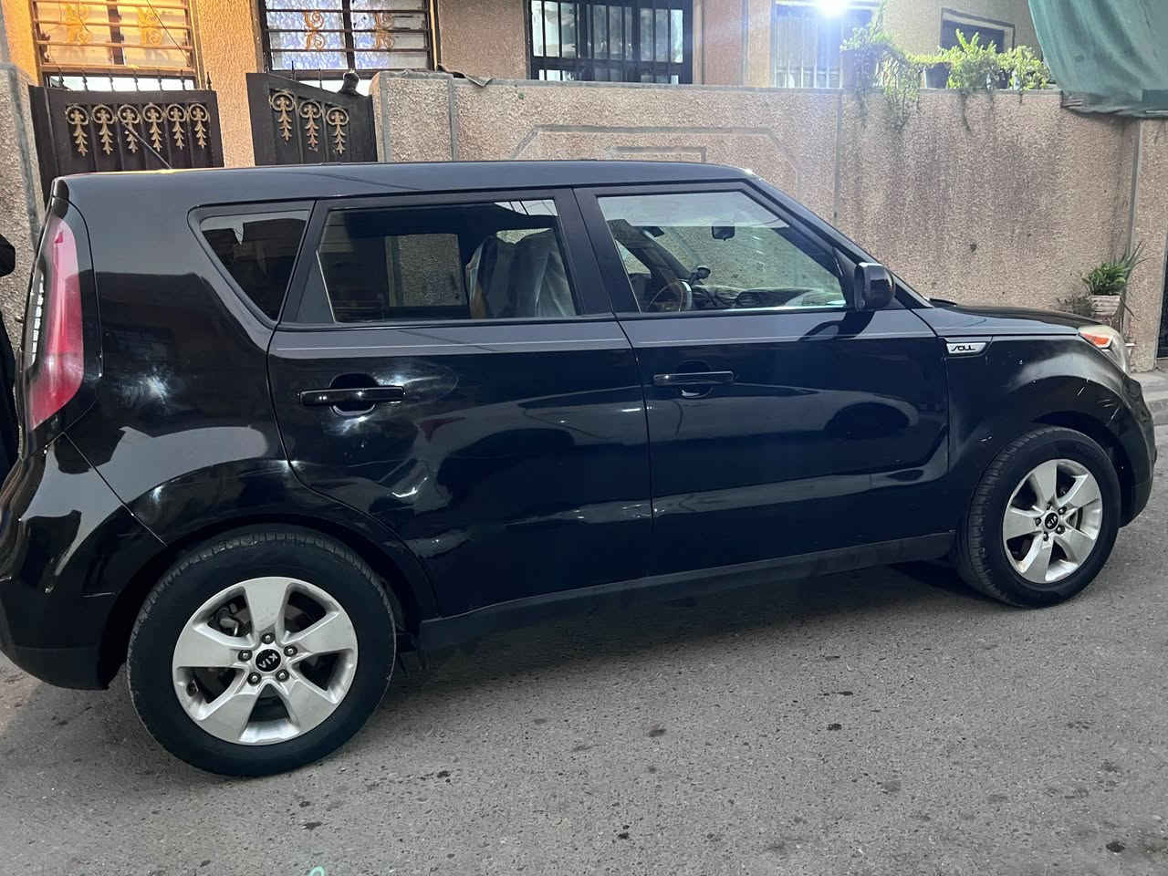 للبيع في بغداد الشعب 🚗
​Kia Soul موديل 2019
​المحرك: 1600 سي سي (قوي واقتصادي)
​المكان: بغداد
​التبريد: ثلج (شغال بكفاءة عالية جداً)
​الحالة والبدن: السيارة نظيفة ومضمونة، وملاحظات البدن موضحة بكل أمانة (باب مبدل وجاملغ أيمن مصبوغ، دون أي تأثير على الدواخل أو الإيرباك).
​السعر: 115 ورقة (قابل للتفاوض بشيء بسيط)
​للإستفسار والمعاينة،  الاتصال على الرقم التالي:
📞 ***********
