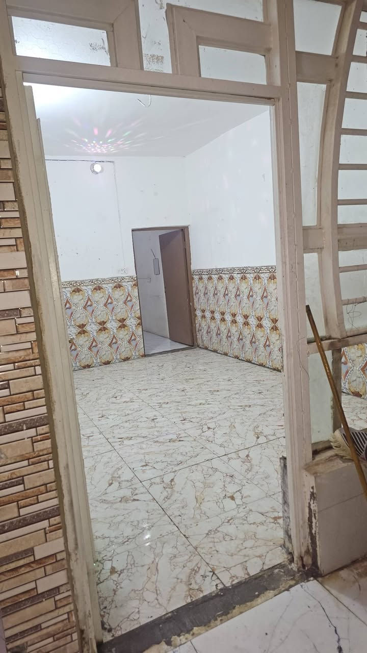 السلام عليكم 
دار للبيع مساحه ٥٠ متر حي ميسان نهاية الكيات قريب عالشارع العام طابقين الاول صب يحتوي على غرفة ومطبخ كبير وصحيات والثاني شيلمان يحتوي على غرفتين وصالة صغيرة وصحيات البيت نظيف كان مؤجر وهسة فارغ 
السعر 64 وبيه مجال  ***********
