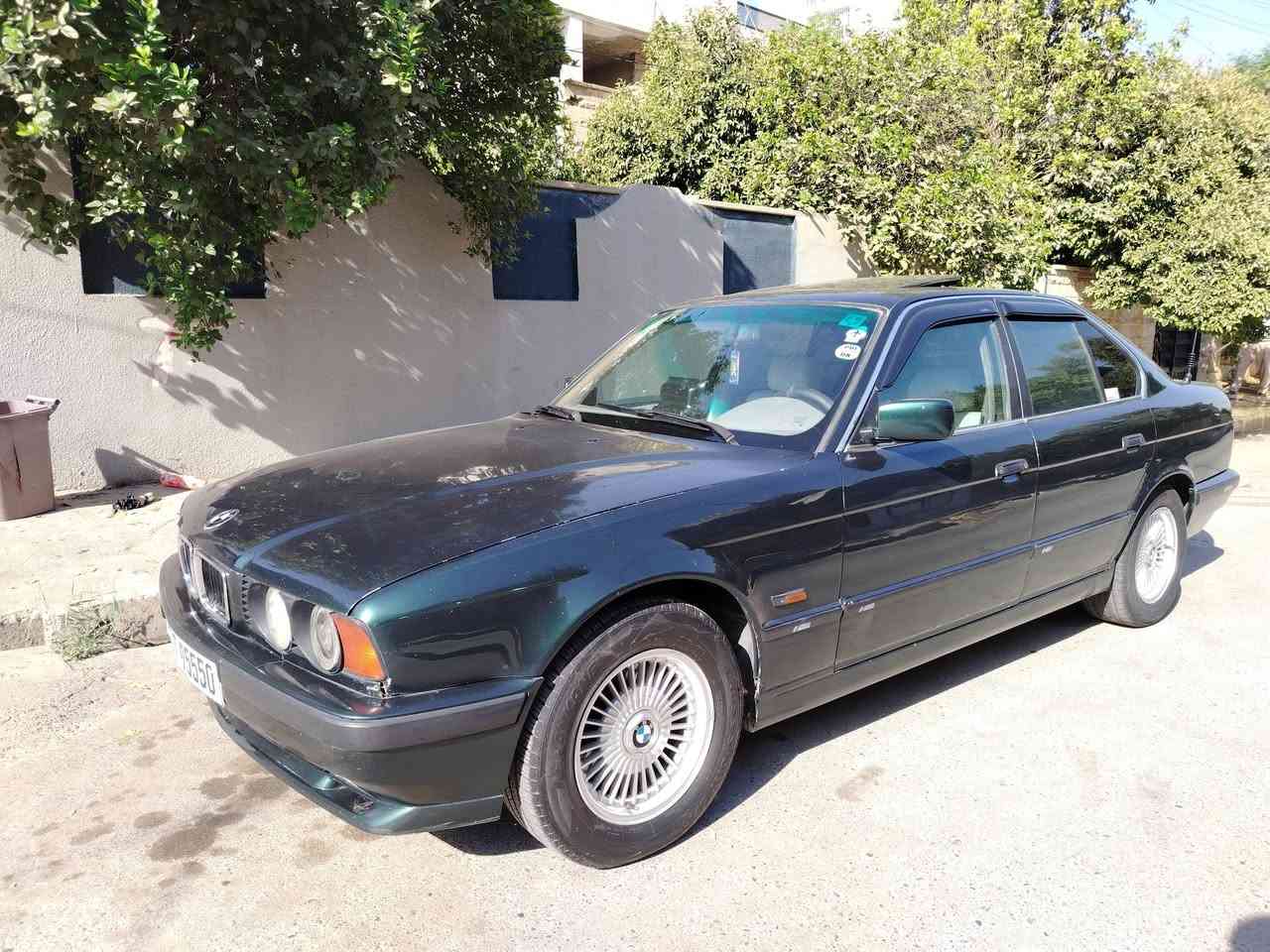 بيع مستعجل  السلام عليكم للبيع بي ام 525 محرك كبس كير توماتيك   موديل 1994 محرك وكير جدد طخم مع طخم تايرات جدد تبريد ثلج وايرمنية كلها شغالا سيارة جاهزة بيها طخة جاملغ الأمامي رقم وهزة وسنوية جدد مباشر تحويل السعر ٤٥ وبيها مجال بسيط ***********
