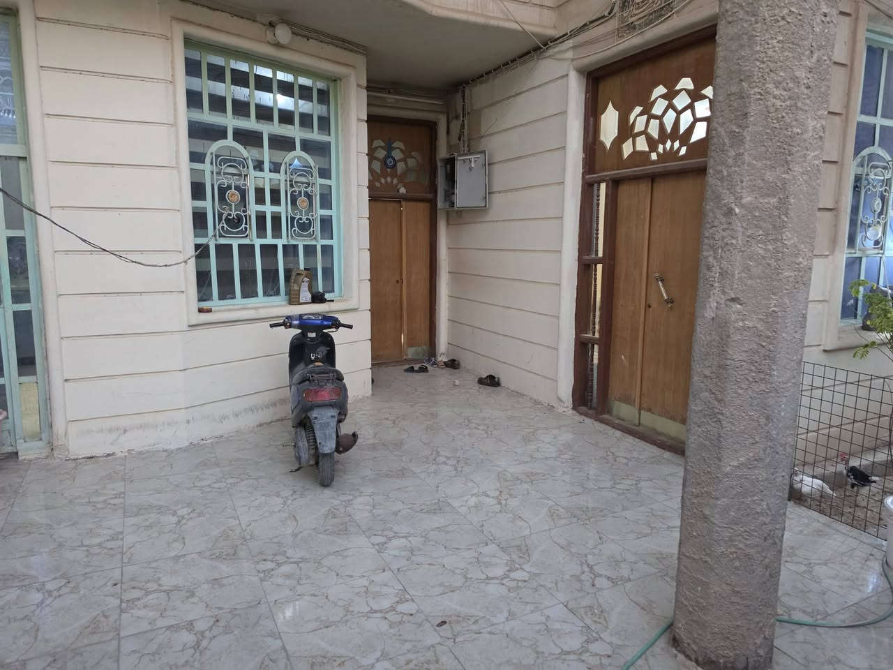 سلام عليكم بيت طابقين المساحه 200  حي اور  الثانيه يحتوي الطابق الارضي ستقبال +صاله غرفتين ومطبخ صحيات حديقه كراج سياره الطابق الثاني 3غرف صاله +صحيات كل خدمات موجوده ..بناء سنه... 2010..الشراي يتصل ....***********بين شارع 30 وشارع السبيس.
