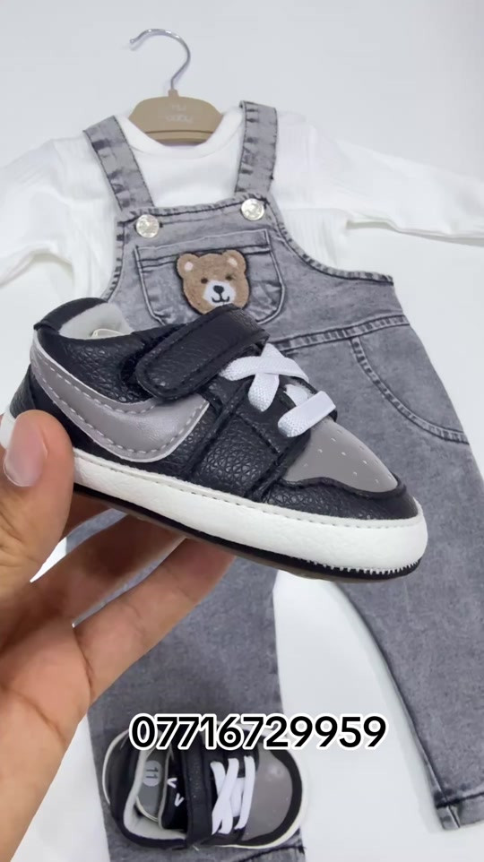 🧸 ✨ أوفر ولادي أنيق ومرتب ✨🧸 👕 بلوزة قطن ناعمة ومريحة 👖 أوفر جينز بتفاصيل الدب الكيوت 🐻 😍 ستايل حلو ومرتب للبيبي 📦 متوفر الآن لدى حسوني بيبي 📲 للحجز واتساب فقط: *********** ***********
