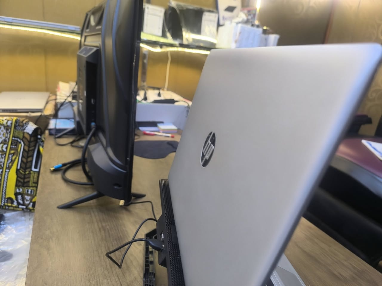 لابتوب HP PROBOOK الموديل المميز والمعروف بقوته وبمعدن النيكل وشاشة لمس  مميز جدا مواصفات ممتازة مناسب للدراسة والاعمال المكتبية والحسابية والتصفح والأمن السيبراني والبرامج الهندسية
 بسعر 280الف_عراقي 
#ويشمل السعر حقيبة وماوس والتوصيل مجانا لكافة محافظات العراق  
#ضمان حقيقي لمدة عشرة ايام 
HP PROBOOK 650 G5
Core i5-8
8 GB  DDR4 RAM قابل للتطوير 
Hard 256GB nvme قابل للتطوير 
كارت شاشة داخلي 4 كيكا 
14 screen شاشة لمس  1920x1080 FHD  
Back-light Ar-En ضوئي 
Charger dell 65w شاحن اصلي
للتواصل والحجز *********** العنوان الموصل /موصل  الجديدة بين  مجسر الجديدة ودورة عبواليسي 
#مكتب الابداع الهندسي
