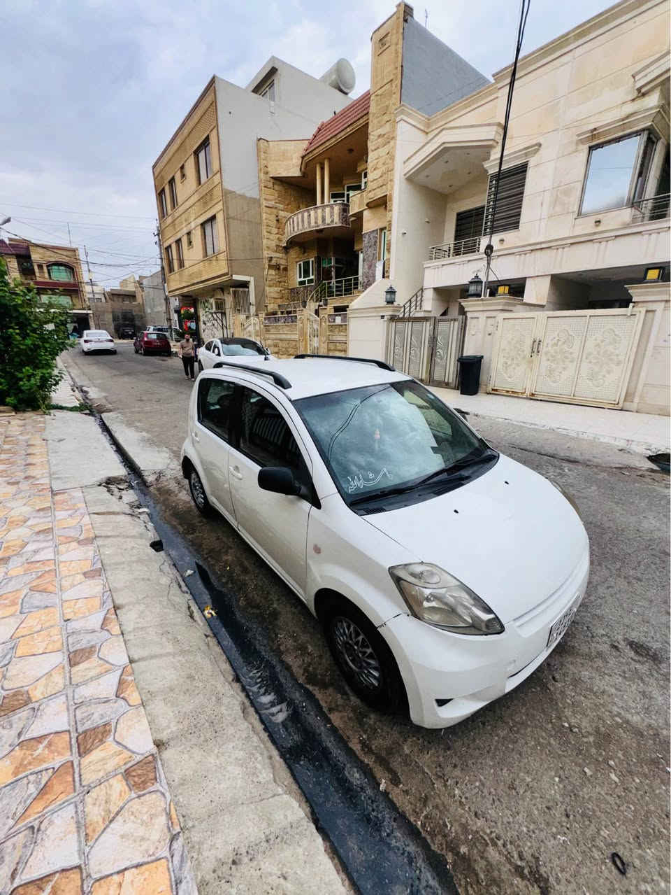 ***********
دایسۆن سیرۆن 
مۆدیل 2005
سبوخ عام بۆ جوانی بێ لێدران 
گێر و مەکینە بەشەرت 
تەبرید بە شەرت 
هەزە نویە 
سەنەوی رەقەم نوێیە 
شاشە ئایپاد کامیرە 
سعری 55 و مجالەکی کەم 
مكان السياره اربيل هفلان تهايسون    ياباني     
رقم اربيل رقم جديد 
اوتوماتيك 2005   ابيع كفاله كير ومحرك   تبريد هزه جديده    سنويه  رقم جديد  شاشه ايباد كامره
مسبوع عام لل جماليه بيدون ضربه أربيل, العراق
