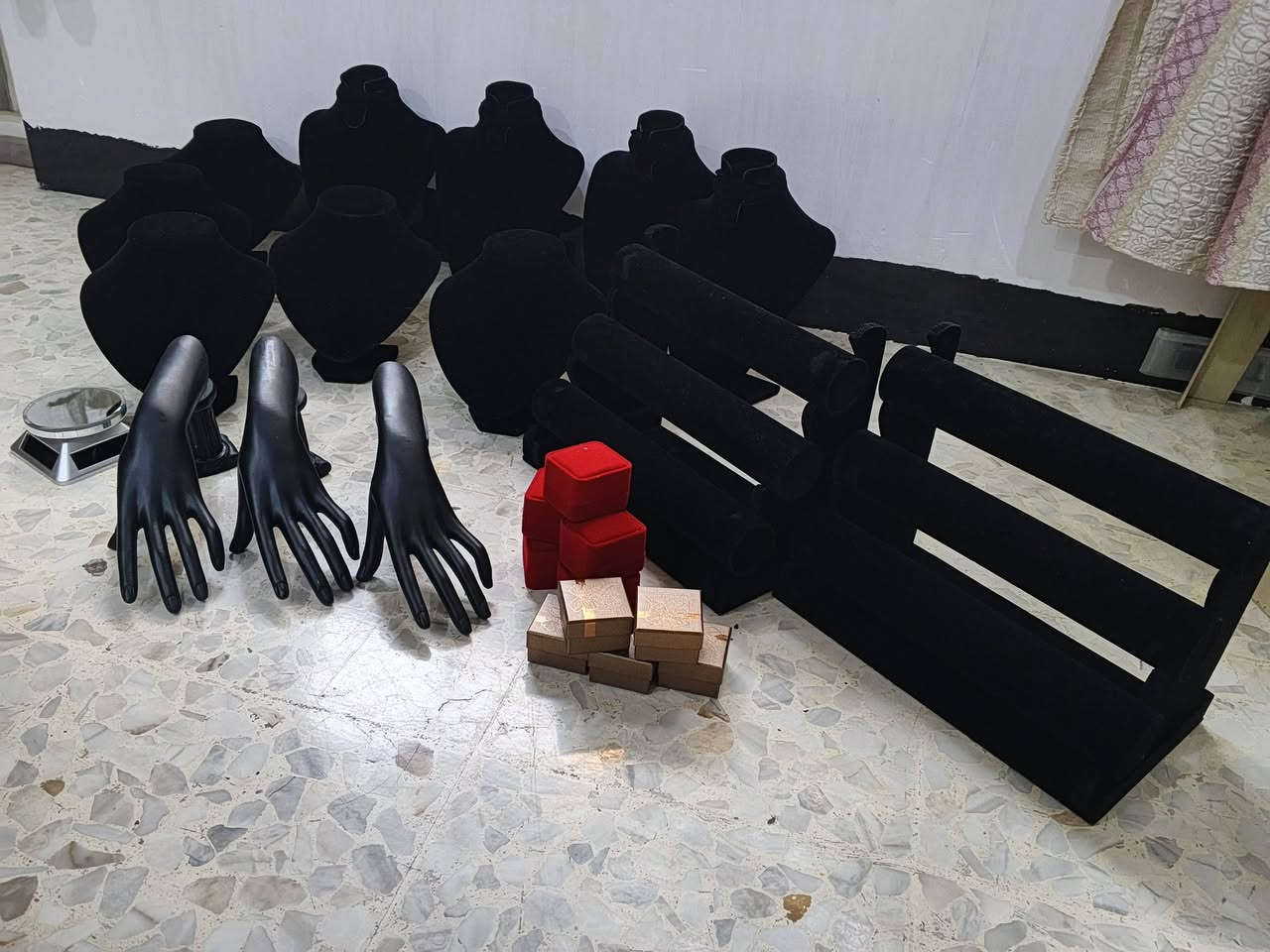 مليكانات عرض اكسسوارات ✨
اربع ملكانات طقم كامل 
وخمس ملكانات قلادة 
وثلاثه ايادي عرض
 سوار 
وملكانتين سوارات 
قاعدة عرض دوارة 
+علب محابس هدية 🎁
مستعمل شي خفيف
السعر شلع 75الف
***********
