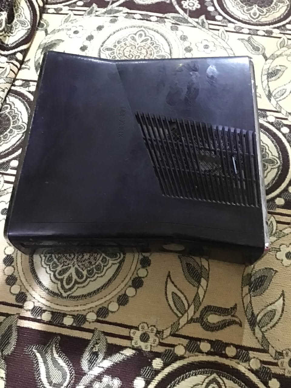 اكس بوكس 360 سلم    XBOX 360 Slim.  بي العاب جي تي اي فايف. وهواي العاب وكلشي ويا يدتين بس يحتاج  تبدلهن او تصلحهن 
مكاني بصرة حيانية اول لاين 
السعر 110 
***********
