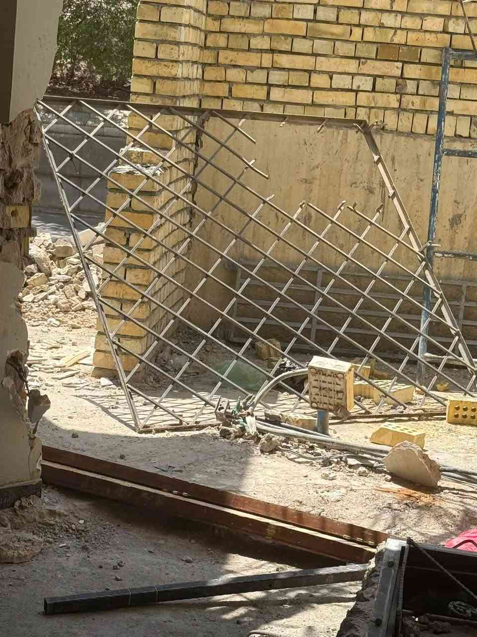 السلام عليكم للبيع باب تركي ثقيل قياس 240/130 ودرج حديد وكتايب وشبابيك اللمنيوم وباب شارع سلايد قياس 240 وباب خارجي متر  المكان حي الخضراء للاتصال ***********

