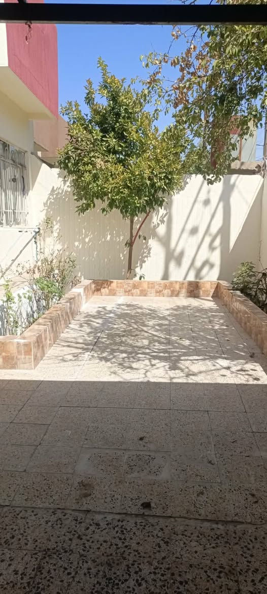 العقار للبيع بسعر مناسب
حي عدن فرع جامع الأمين 
مساحة 200 م 20x10
 البيت قبله يتكون من كراج 
خطار+هول+غرفتين+مطبخ
حديقة+خدمات طابق واحد 
الشرعي موجود السعر 120 
بيه مجال الاتصال مع صاحب الدار ***********

