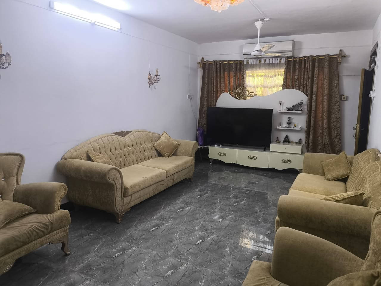 بيت للبيع في كربلاء حي النصر سايدين الملعب ثالث فرع طابو صرف يتكون من حديقه وكراج والطابق الاول غرفة واحده وحمام عدد 2 ومطبخ حار وبارد واستقبال وصاله والطابق الثاني يتكون من غرفتين واحده من عدهم سويت ويوجد مخزن يصلح غرفه ثالثه البيت مساحته 200م وسعر البيت 280 وبيه مجال الاستفسار ***********و*********** @

