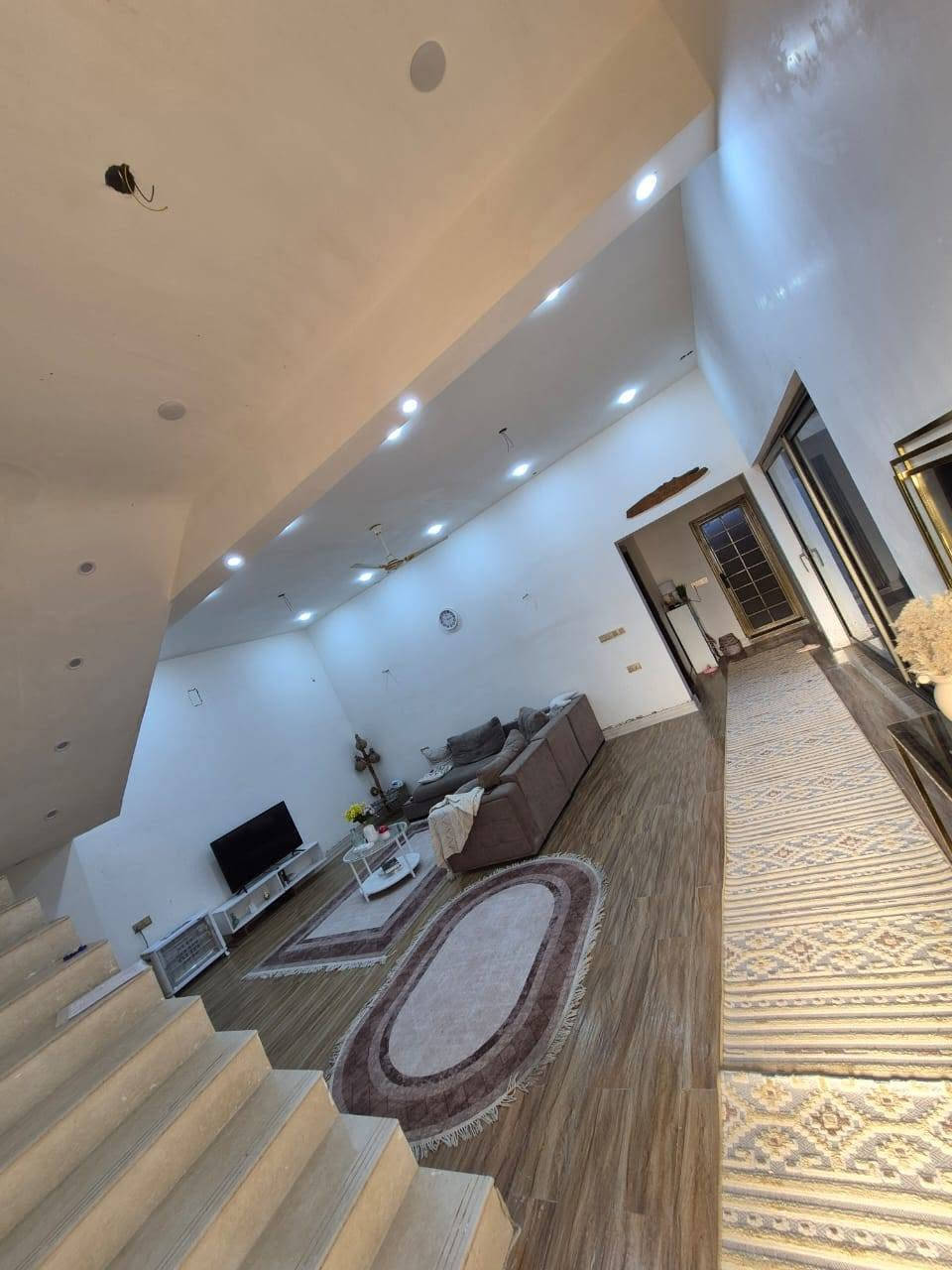 🏡 بيت للبيع – مساحة مميزة وتصميم عملي

📐 مساحة الأرض: 227 م²
🏗️ مساحة البناء: 150 م²

🔹 الطابق الأرضي:
• غرفة
• صالة كبيرة
• استقبال
• مطبخ حار + مطبخ بارد
• حمامات
• لوندري
• حديقة داخلية
• منور
• حديقة خارجية
• كراج
• حمام خارجي مشترك

🔹 الطابق الأول:
• غرفتا نوم
• غرفة ماستر
• صالة
• حمامات
• لوندري

🔹 الطابق الثاني:
• غرفة مخزن
• غرفة مقطورات

🛠️ نواقص البيت:
• سيراميك الطابق الأول
• إكمال الحمامات
• محجر الدرج
• لبخ خارجي للبيت
• واجهة البيت
• أبواب الحمامات
• أبواب خشب لغرف الطابق الأول

✨ البيت بمساحة أرض واسعة وتوزيع ممتاز، ومناسب للسكن العائلي، مع إمكانية إكمال التشطيبات حسب الذوق.

الموقع 📍البصره الجزيره مقابل ميناء المعقل 

📞 للاستفسار ***********
