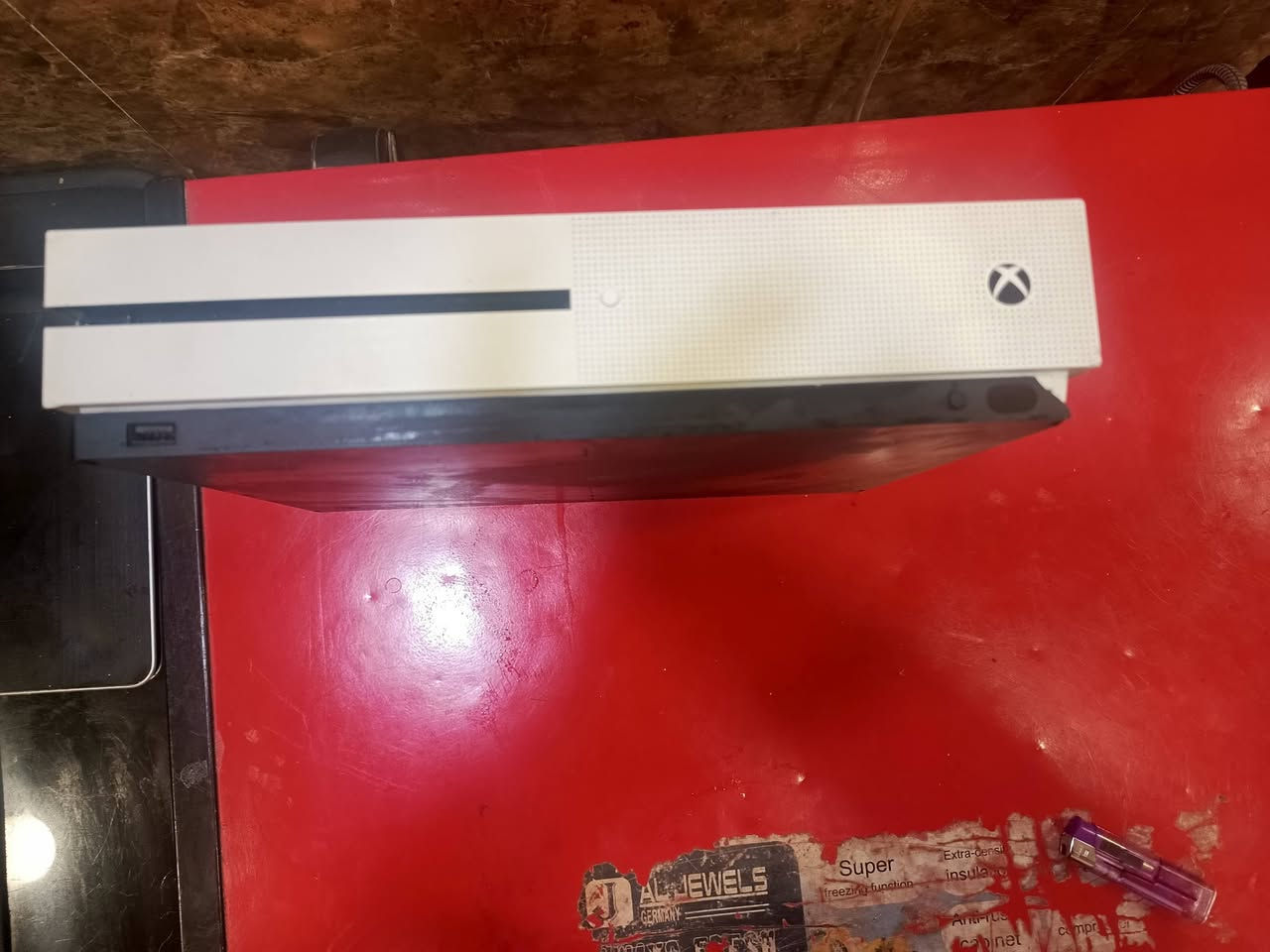 Xbox one S 
ذاكرة 500
 دين ما باقي براسة بس يشتغل بدون ملحقات بدون يدة كشر تعبان و يشتغل الة من اليدة اريدة 0 
السعر 100 قفل 
بغداد الامين سكينة 
تجي تاخذة من بيتي
*********** واتساب
