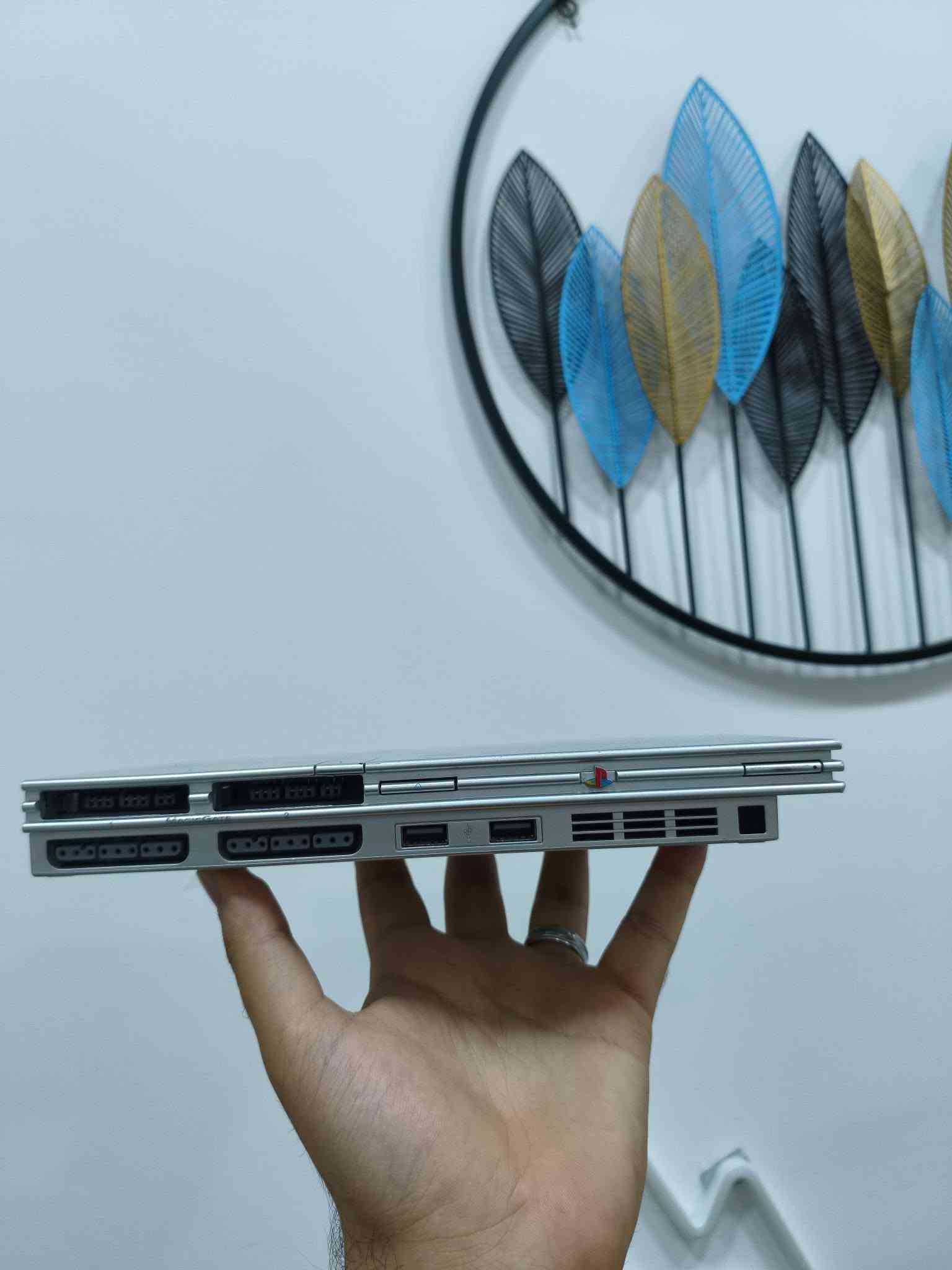 Playstation2 silver edition
بلي تو سيلفر كله بلادي ممصلح ممفتوح بعده بليبل الشركة 
مهكر وجاهز شغل والعب 
نظافة جيدة 
ويا يدات 2 
فلاش 
ميموري 
كيبلات جاهزة 
السعر 70 الف مع التوصيل 
عنواني حلة 
***********
