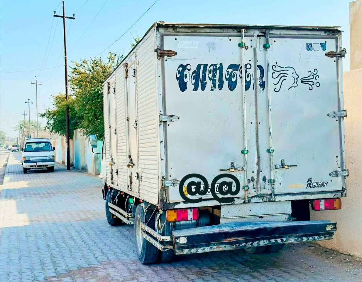 سلام عليكم لبيع كابينة براد فافون بلادي كلش نضيف مثل ما موضح بل صورة طول مالتة 4 متر نص ول عرض مترين 
مكان كركوك سعرة 7 ورقات بي مجال حك جية استفسار عل رقم ***********
