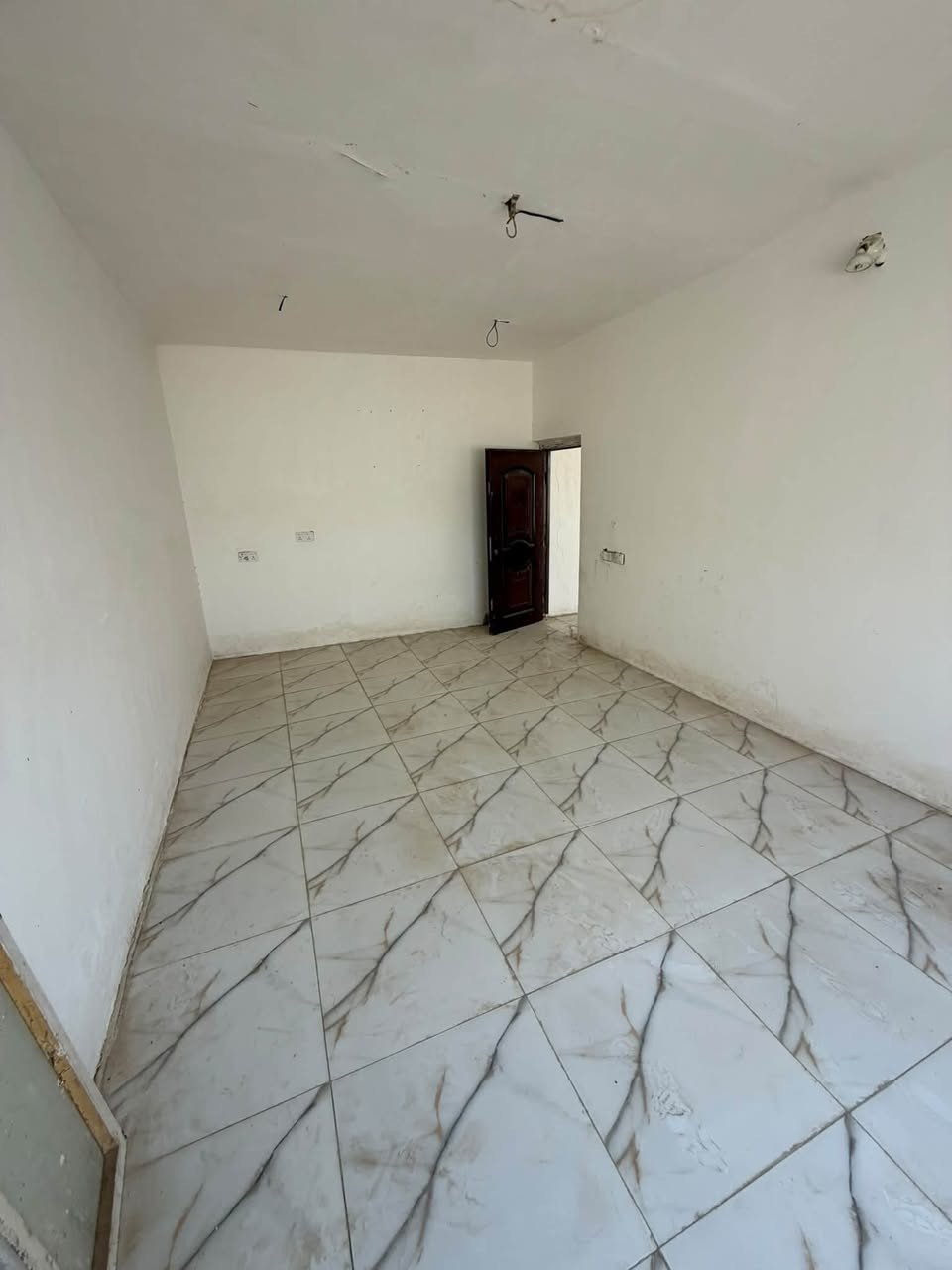 السلام عليكم بيت للبيع مساحه 130متر بي غرفه وصاله ومطبخ وصحيات يبعد عن شارع 150متر  تحويل مباشر عنوان طريق السنيه الرئيسي جهت الزوار السعر 21مليون استفسار تصال ع رقم ***********
