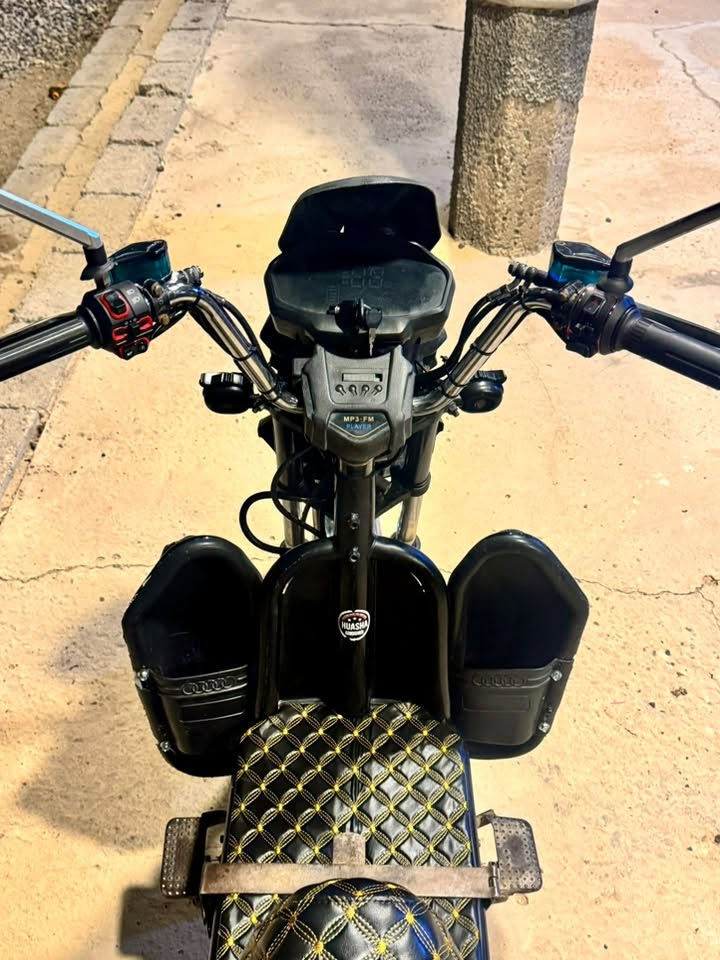 السلام عليكم 🖐️✨
دراجة شحن هيوشة جبلي للبيع 🚲⚡
 النظافة: الدراجة نظيفة (مثل ما موضح بالصور) 🧼👌
 البطاريات: مشدود إلها تخم بطاريات جديد بالكامل (5 بطاريات) جاهزة وما محتاجة أي صرف 🔋💯
 التفاصيل: كشنات وأرضية وتغليف أسود بخياطة ذهبية مرتبة، وشغالة تمام 🖤✨
 السعر: 550 ألف وبيه مجال للشراي 💰🤝
📍 المكان: الفلوجة 🏢
📞 للإتصال أو الواتساب: *********** 📲
