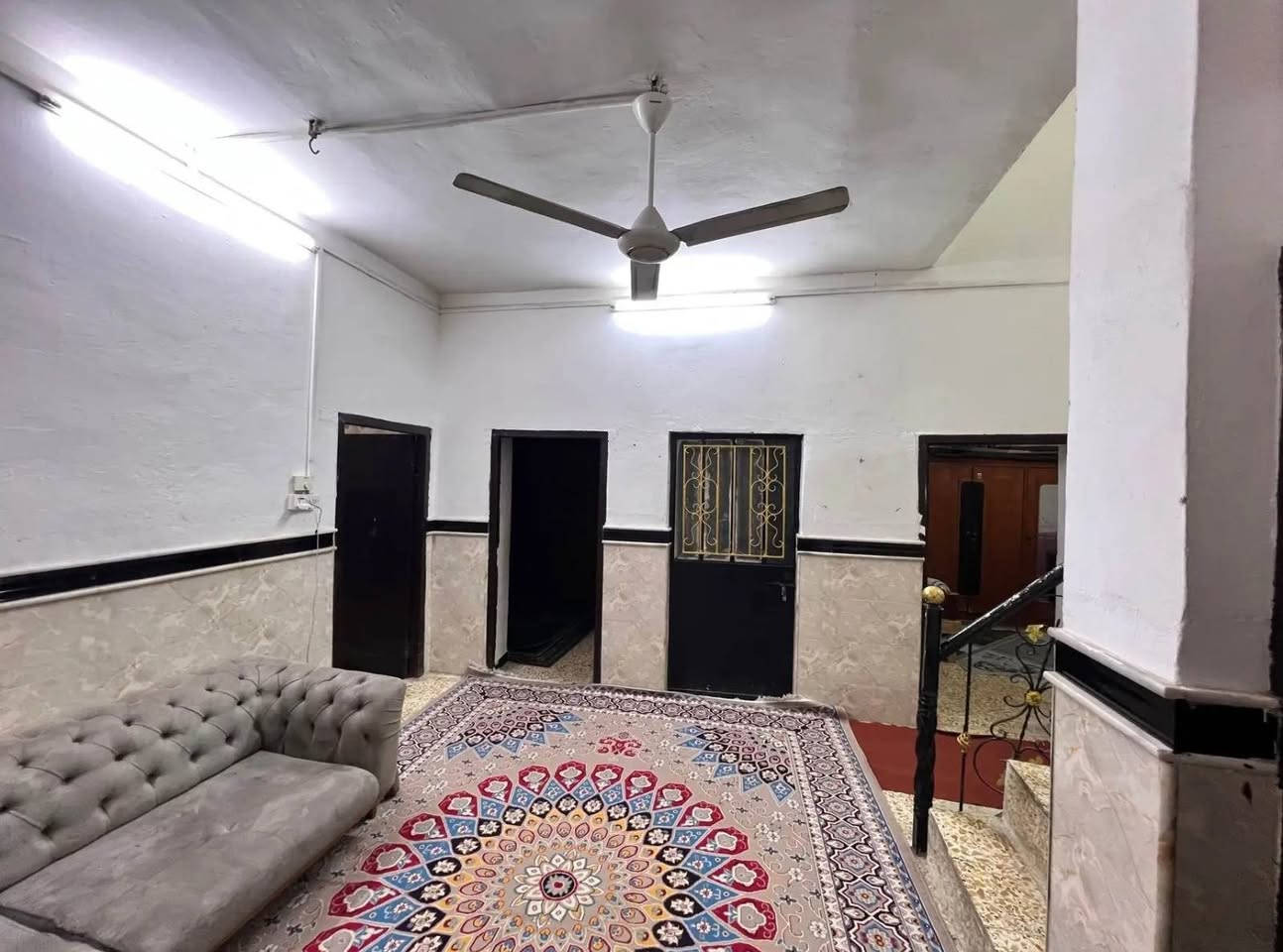 السلام عـليكم  دار  للبيع
محموديه قرب سوق الذهب 
  علما البيت داخل مجاز 
يحتوي ثلاث غرف اثنان
جوه وحده فوك 
مساحته 121
علما ان عرض المسلك (المجاز) 3متر تقريبا 
متر ملاحظه
  للتواصل والاستفسار الرقم ***********
