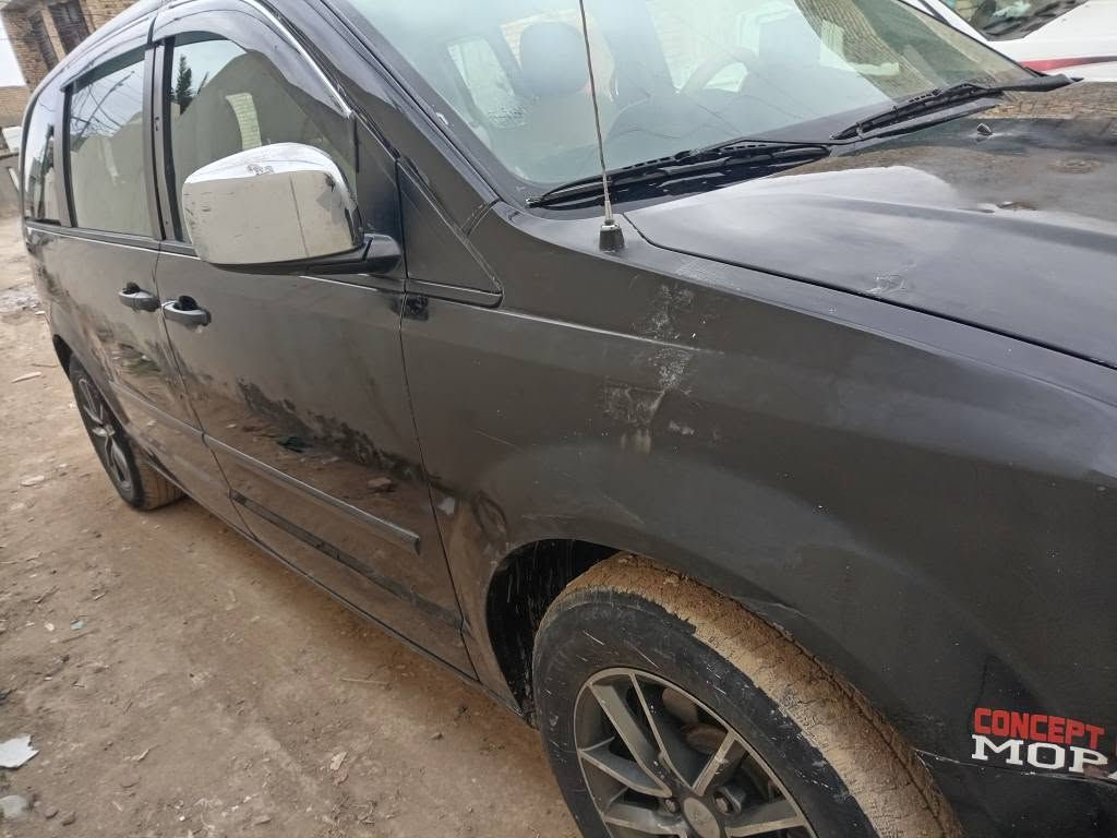 سيارة دوج كرفان موديل ٢٠١٥ وارد امريكي حادثها سرقة كما موضح بالصور المرفقة بالمنشور .
_بيها طخات بسيطة في الجانب اليمين والدعامية الخلفية 

_كشن سياحي منفصل ٧ راكب 

_منضومه عاز ٨٠ لتر 

_الحدادية جيدة 

_المحرك والكير جيد 

_ رقم بغداد بأسمي السنوية جديده مشروع وطني مداور ثاني يوم 

_ السعر 125 ورقة وبيها مجال حك الجية 

_مكاني واسط الكوت مركز المدينة 
الرقم : ***********
          *********** دهل اوران, واسط

نص مكتوب في الصور:
- epicvin.com بلد: CANADA