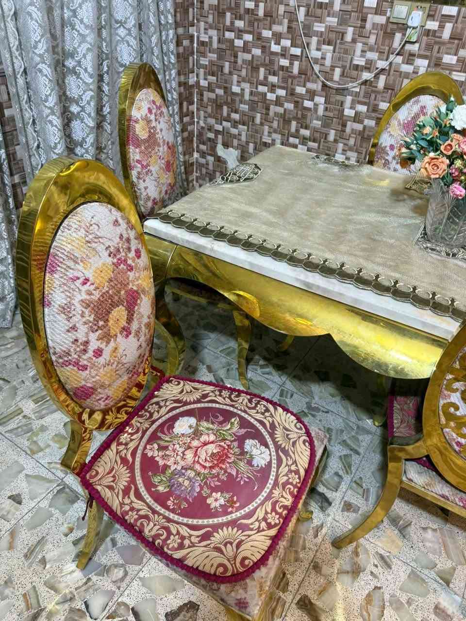 ميز طعام يحتوي 6 كراسي
مرمر
دوشمته قديفه مورد
يخبل جديد ممستعمل
للتواصل والاستفسار *********** واتساب
