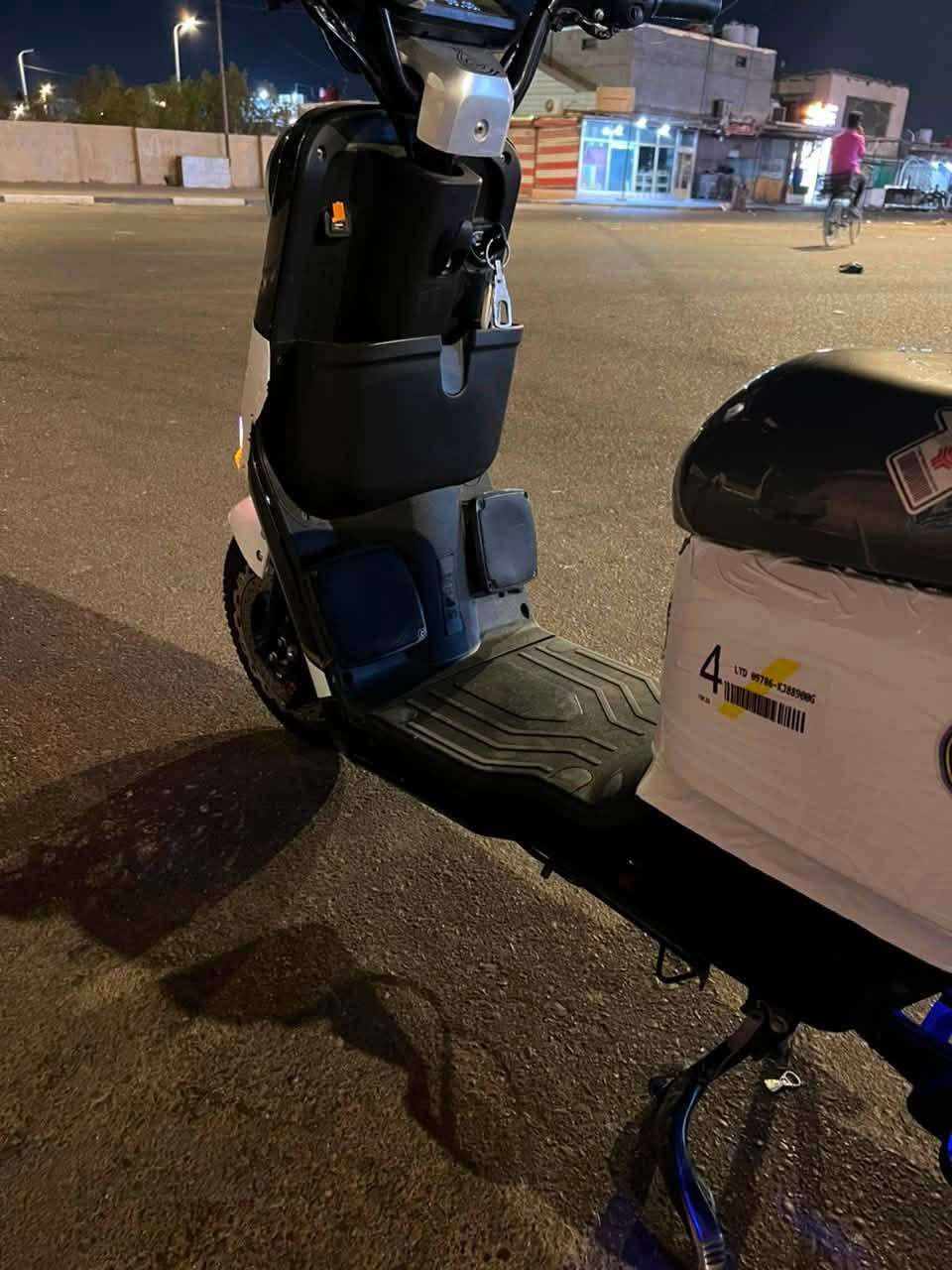 السلام عليكم دراجة R900 شرط النضافة 🛵
بيها سستم مضخم صوت 🔈
الدراجة جانت مغلفة تغليف كامل يعني اسم الزلغ ماكو
بطاريات وكالة مستعملة كلش قليل ✅
نضيفة بمعنى الكلمة👌🏻
 سعرها 500 الف بيها مجال بسيط 🪬
مكاني البصرة الزبير المربد الجديد ✅
رقمي ***********  ✅
