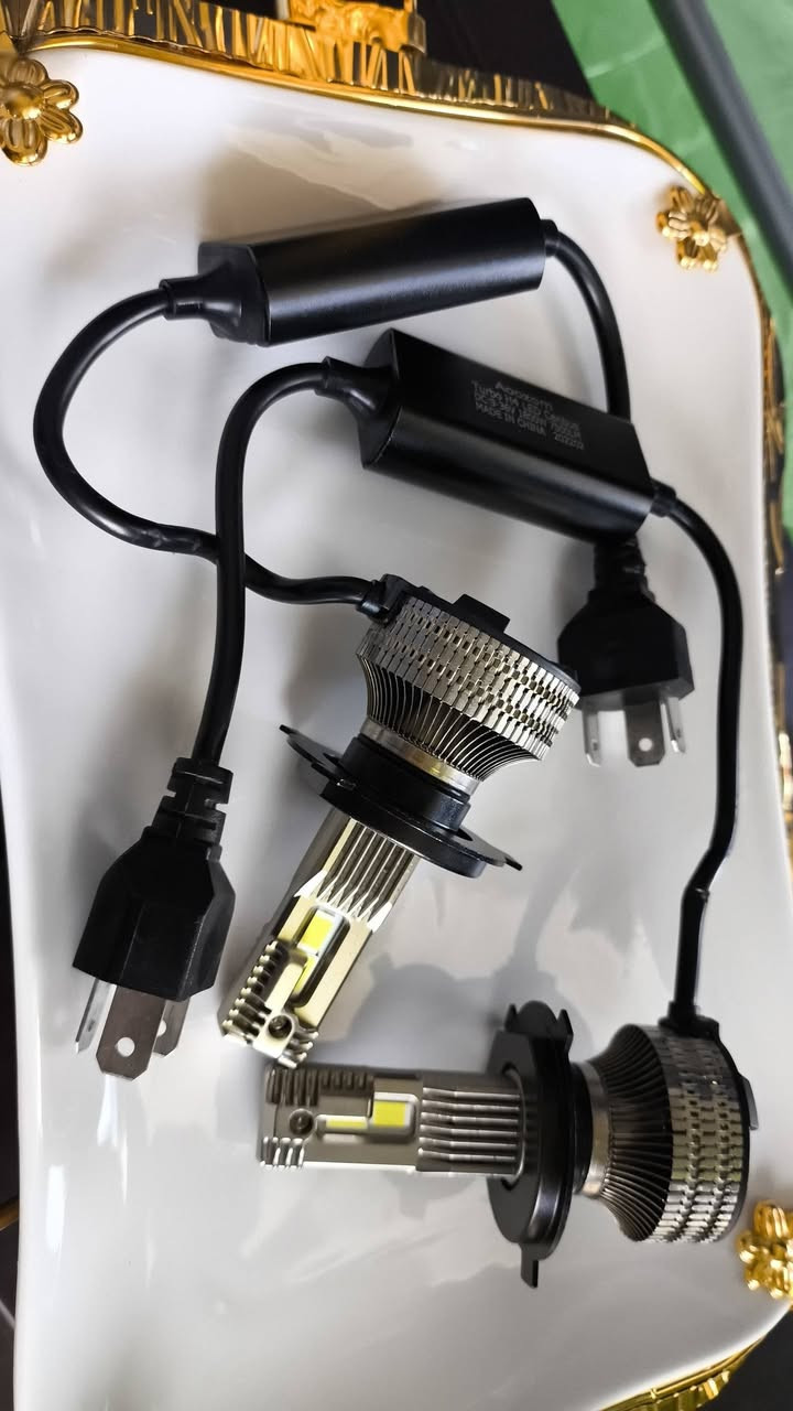 الماركة: Aoozoom 🌹السعر 45000 🌹
تواصل اتصل على رقم تالي +77***********62154496

​نوع المقبس (Fitment): H4 (تستخدم للضوء العالي والواطئ معاً في مقبس واحد dual-beam).

​جهد التشغيل (Voltage): DC 9-36V (متوافقة مع سيارات 12 فولت والسيارات الكبيرة/الشاحنات 24 فولت).

​شدة الإضاءة (Luminous Flux): 7000LM (لومن).

​القوة / القدرة (Power): 1800W (رقم تسويقي يعبر عن القدرة العالية).

​الميزة: مزودة بنظام Canbus لمنع ظهور أخطاء احتراق المصابيح على لوحة القيادة (Dashboard) ولتقليل الوميض/التداخل الإلكتروني. 

​التبريد: تحتوي على مشتت حراري معدني (Heatsink) خلفي مزود بمروحة تبريد مدمجة لضمان تبديد الحرارة العالية.
