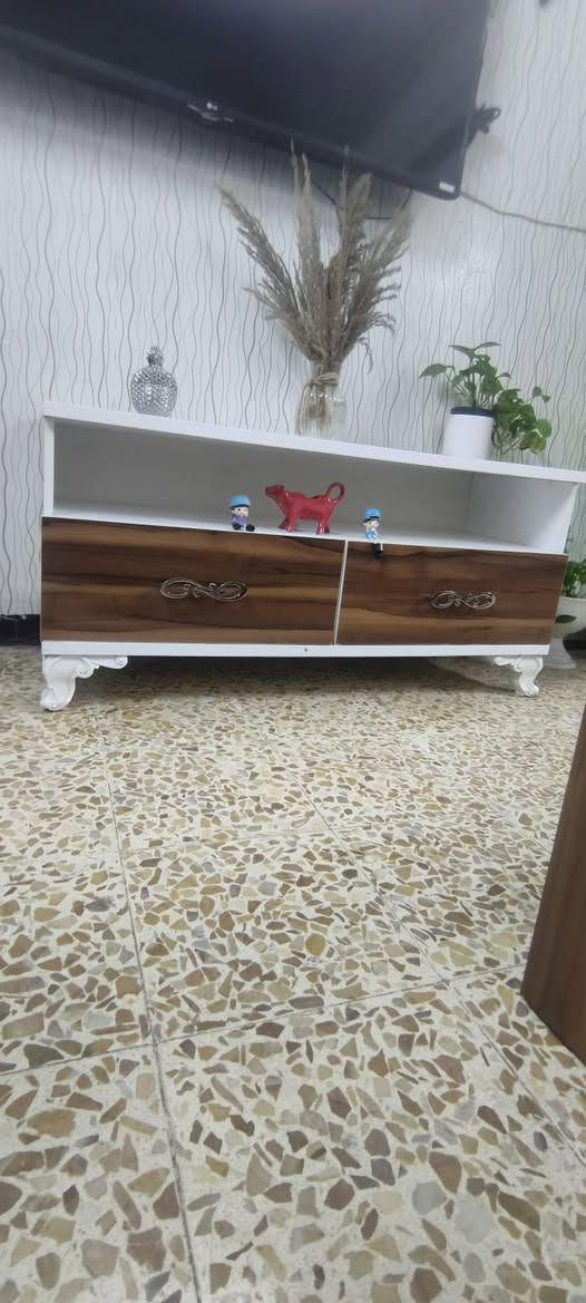 ميز تلفزيون • متر ونص • جديد