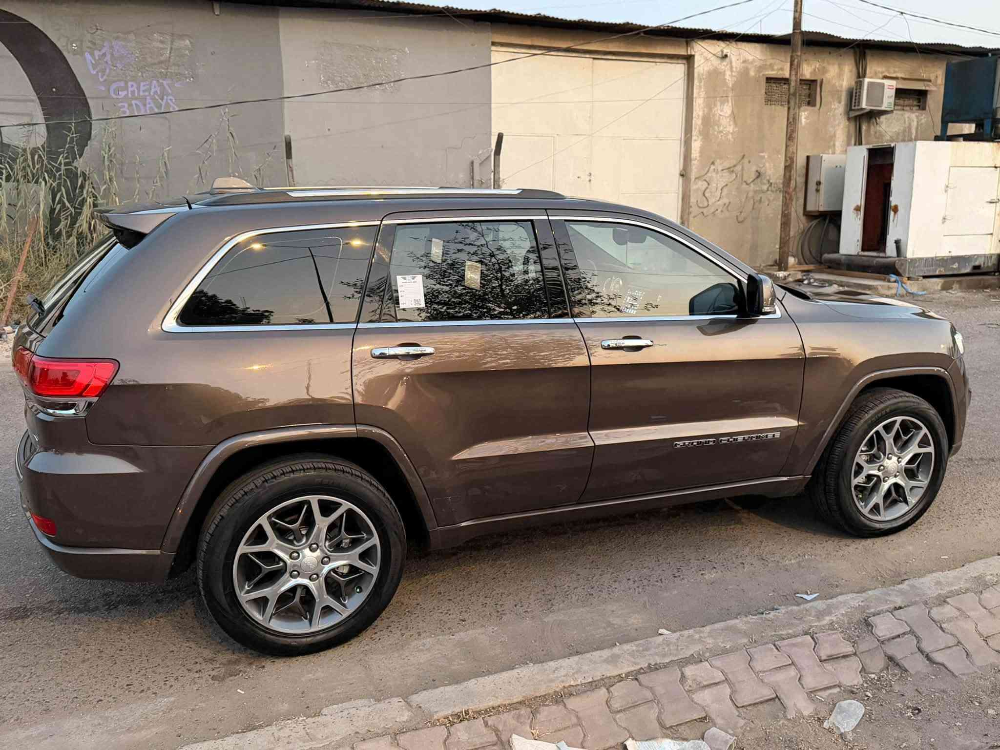 للبيع جيب شيروكي اوفر لاند ( overland)
موديل ٢٠٢٠ وارد خليجي مكفول كير ومكينة
 لون قهوائي  مكفولة من ضربة وصبغ وتبديل 
المواصفات: محرك 3.6   6 سلندر 
رادار امامي خلفي 
كشنات جلد تدفئة وتبريد 
شاشات خلفية 
 مرايات تعتيم ذاتي مع تحذير النقطة العمياء 
سقف بانوراما 
جنطة كهربائية 
دفع رباعي 4*4 
ايضاً نمط سبورت 
جكات 
تشغيل عن بعد 
تدفئة ستيرن 
نظام تشغيل وإطفاء أوتوماتيكي بالازدحام 
ذاكرة لحفظ وضعية السائق 
دخول ذكي 
نظام تعليق هوائي ذكي 
لايتات LED   
محرك كير مكفولات من الفتح والضرر
غرفتهة نظيفة وجديدة  

مكاني بغداد شهداء البياع سيف للاستفسار ***********
السعر ٢٥٨ ورقة وبيهة مجال

