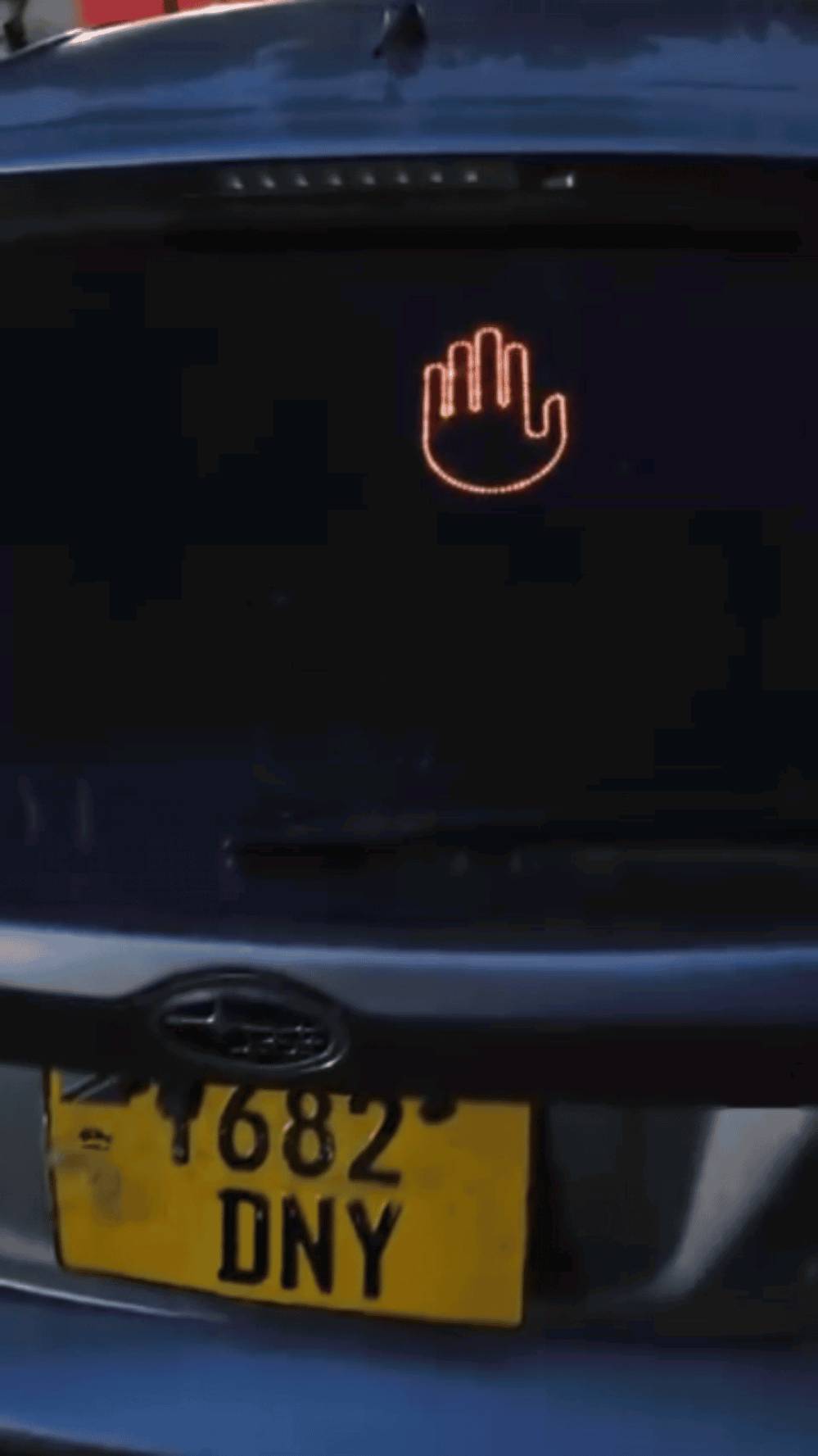 يوجد لدينا توصيل لجميع المحفظات العراق 📦🚖

نشرة إضاءة LED بإشارة اليد للسيارات – Fun Gesture Signal

الاستخدامات

تُستخدم لإرسال إشارات واضحة للسائقين خلفك أثناء القيادة، مثل: قف – انتبه – تهدئة – شكرًا وغيرها.

مناسبة للدراجات، السكوترات، والسيارات، لإضافة عنصر أمان ووضوح في الطرق المزدحمة.

فعّالة جدًا أثناء القيادة الليلية أو الأجواء الضبابية لزيادة الرؤية والتنبيه.

يمكن استخدامها كزينة أو إضاءة خلفية تفاعلية تضيف مظهرًا مميزًا للمركبة.

المميزات

تصميم على شكل كف LED مزود بعدد كبير من اللمبات ذات الإضاءة العالية والواضحة.

تحكم كامل عبر ريموت يمكنك من تغيير الإشارات المعروضة بضغطة زر.

مدى ريموت يصل حتى 25 مترًا للتحكم السهل أثناء القيادة.

عدة أوضاع للإشارة(رفع اليد – قف – تنبيه – تموج ضوئي…).

إضاءة قوية Super Bright LED مع استهلاك منخفض جدًا للطاقة.

يعمل بالبطاريات(3 بطاريات AA) بدون أسلاك معقدة.

لاصقات خلفية قوية لتثبيت النشرة بسهولة على زجاج السيارة أو أي سطح أملس.

منفذ Micro USB للصيانة.

هيكل بلاستيكي قوي مقاوم للكسر والخدش.

مناسب لجميع المركبات ولا يحتاج أي تجهيزات كهربائية.

أبعاد الغلاف: 11 × 3 × 17 سم.

محتويات الصندوق

لوحة LED على شكل كف.

جهاز التحكم (الريموت).

3 لاصقات للتثبيت.

غطاء بطارية خلفي.

دليل الاستخدام.

الملاحظات

يعمل على 3 بطاريات AA (غير مرفقة).

يفضّل تنظيف السطح قبل التثبيت للحصول على أفضل تماسك.

لا تُلصق اللوحة على الأسطح شديدة البرودة كما ذُكر في دليل التشغيل.