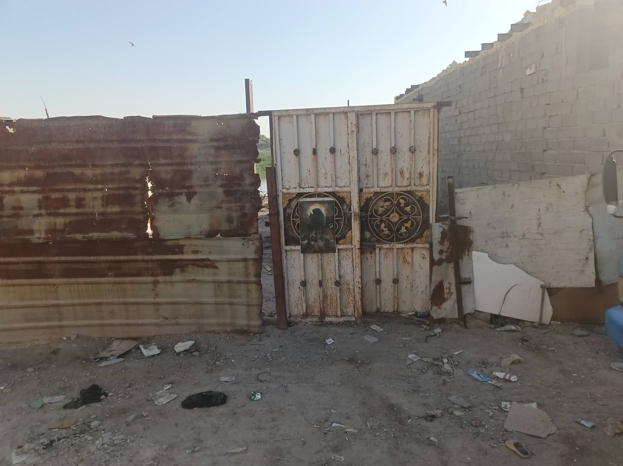سلام عليكم بيت للبيع المساحة 150 متر مع القطعة المقابيل البيت 
بناء البيت غرفة و صالة و ستقبال ومطبخ حار ومطبخ بارد 
وصحيات البيت مثل ماشوف بصور 
السعر ولاستفسار الاتصال ***********
العنوان حي طارق القديم الفرع لوال مقابيل البانزين خانة 
فرع مرتب وهدوء ونضيف
