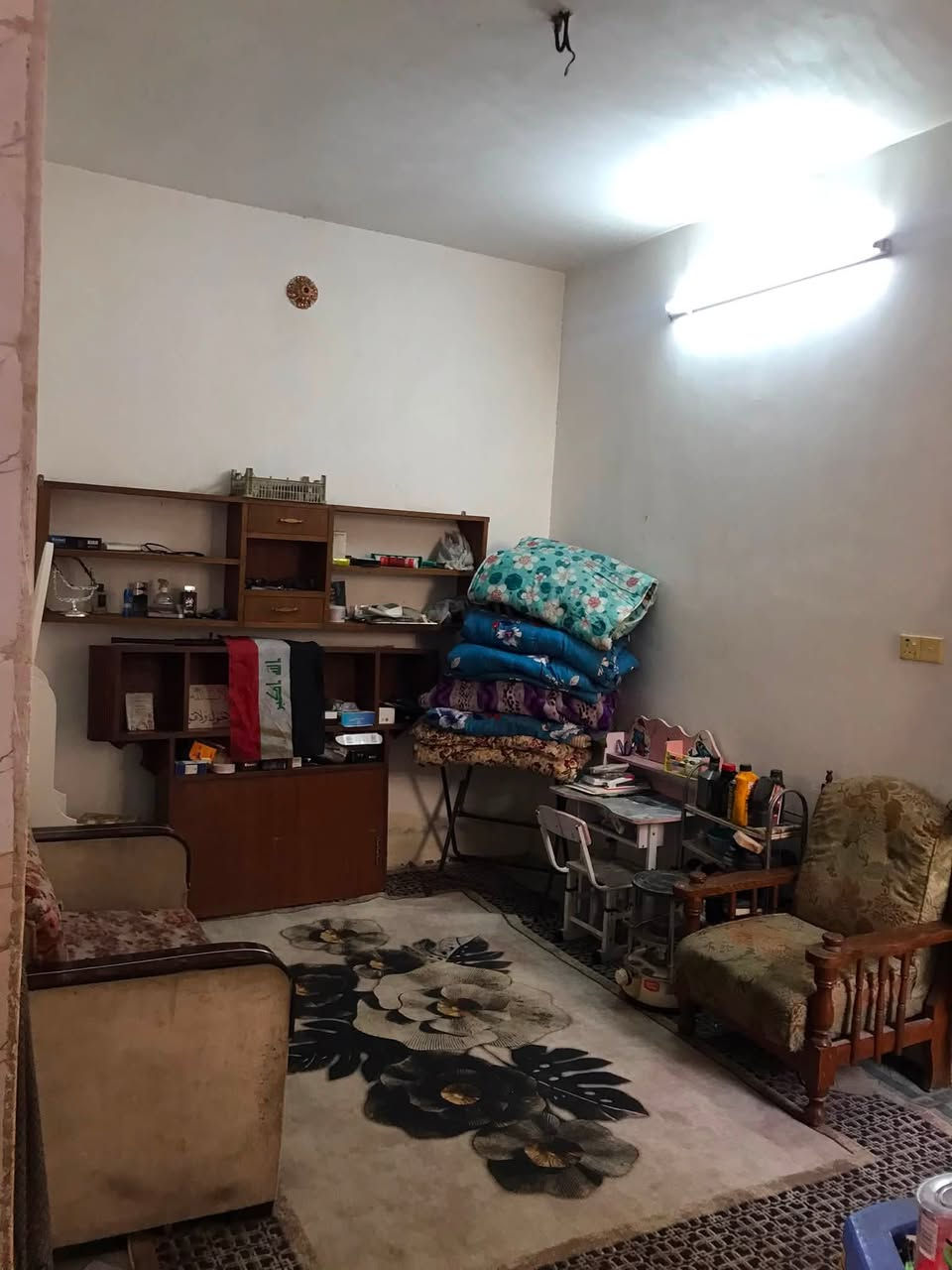 السلام عليكم

بيت بمنطقة الثعالبة شارع البانزينخانة محلة٣٦٥ بمربع الزراعي ١٠٠ متر الواجهة ٧ والنزال١٤ ..البيت طابقين منفصلات عن بعضهن كل طابق يحتوي على استقبال ومطبخ كبير بالواجهة وحولي وغرفة نوم وحمام شرقي وغربي وكل طابق الكهرباء مالته ٣ فيز منفصلة عن الثاني ..البيت مبني بلبلوك والطابق الارضي ينقصه فقط كاشي اما الطابق الثاني الكاشي مالته كامل ..البيت يصلح للسكن وللاستثمار ايضاً يعني تأجر كل طابق لوحده ب ٢٥٠ بكل سهولة 

السعر مناسب جداً  ٦٠ مليون فقط وآني صاحب البيت وهذا تلفوني *********** وبي واتساب
