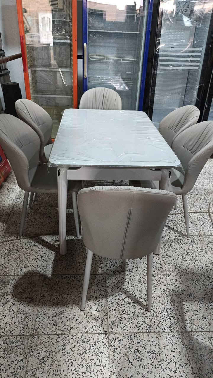 ميز طعام ٦ كراسي خشب زان مرمري كزاز كراسي قويات عصب عاج جديد بالكارتون توي شديتة السعر ٢٠٠ مكاني رميثة ***********
