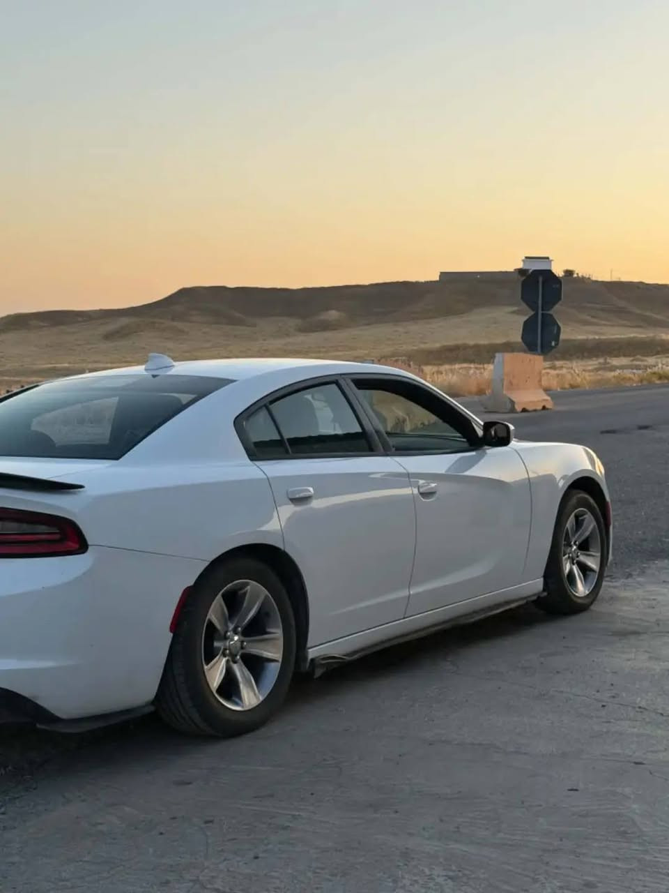 دوج جارجر موديل 2016 sxt يعني مرغوب رقم اربيل بطاقه بانزين بي رقم جديد السياره مال بيت نايمه يعني ماشي 84 الف كلين  مواصفات بصمه كشن تدفئ تحكم استيرن تحديد سرعه يعني نص فول السعر 202 بي مجال اشويه ***********. ما اراوس بس بيع كركوك, العراق
