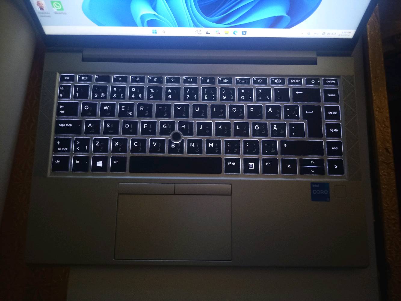 💻 للبيع لابتوب HP EliteBook 840 G8 – بحالة الوكالة (نظافة 99%) 💻
السلام عليكم.. معروض للبيع لابتوب راقي جداً من فئة رجال الأعمال والمحترفين (Business Class)، الجهاز مستعمل قليل جداً وبحالة ممتازة للغاية، نسبة النظافة 99% ومحافظ عليه بشكل تام (بدون أي شخوط أو عيوب). الجهاز مثالي للمهندسين، المبرمجين، الطلاب، وأصحاب الشركات الذين يبحثون عن الأداء العالي والمتانة.

⚙️ المواصفات:
- المعالج (Processor): جيل حادي عشر متطور من نوع Intel Core i5-1135G7 بسرعة أساسية 2.40 GHz وتصل إلى 2.42 GHz. يوفر كفاءة عالية وسرعة فائقة في معالجة البيانات والبرامج الضخمة.
- الذاكرة العشوائية (RAM): بسعة 16 GB. تضمن لك سلاسة تامة في التنقل بين البرامج وتشغيل مهام متعددة بنفس الوقت بدون أي بطء أو تعليق.
- ذاكرة التخزين (Storage): هارد فائق السرعة بسعة 512 GB SSD. يمنحك مساحة ممتازة لحفظ ملفاتك، مع سرعة إقلاع وتشغيل للنظام والبرامج خلال ثوانٍ معدودة.
- كرت الشاشة (Graphics): Intel Iris Xe Graphics بذاكرة مخصصة تبلغ 128 MB VRAM (ويأخذ بشكل تلقائي من الرام عند الحاجة لرفع الأداء). كرت مدمج ذكي وقوي، قادر على تشغيل برامج التصميم والمونتاج، وممتاز للمهام الرسومية والألعاب المتوسطة بكفاءة عالية.
* النظام: يعمل بنظام ويندوز 11 الأصلي المستقر، ومعرّف بالكامل وجاهز للاستخدام مباشرة.

✨ تفاصيل مهمة:

   1. حالة شبه جديدة: الجهاز نظيف جداً وكأنه خارج من الكارتون، ومحافظ على كامل رونقه ونظافته الخارجية والداخلية.
   2. متانة السلسلة: فئة الـ EliteBook معروفة عالمياً بهيكلها المعدني القوي المصنوع من الألمنيوم وخفة وزنها، مع عمر بطارية طويل يتحمل ساعات العمل الطويلة.
   3. أداء معاصر: مواصفات حديثة تلبي كافة متطلبات العمل والدراسة الحديثة لسنوات قادمة.

- ملاحظة للمصداقية: الجهاز تم شراؤه جديداً قبل فترة قصيرة جداً وبسعر 750 ألف دينار، والبيع الآن بداعي الحاجة السريعة وتم كسر السعر بشكل كبير جداً قياساً بنظافته ومواصفاته الحديثة.
- السعر المطلوب: 450 ألف دينار عراقي (السعر ثابت نهائي غير قابل للتفاوض).
- للتواصل والاستفسار (واتساب): ***********