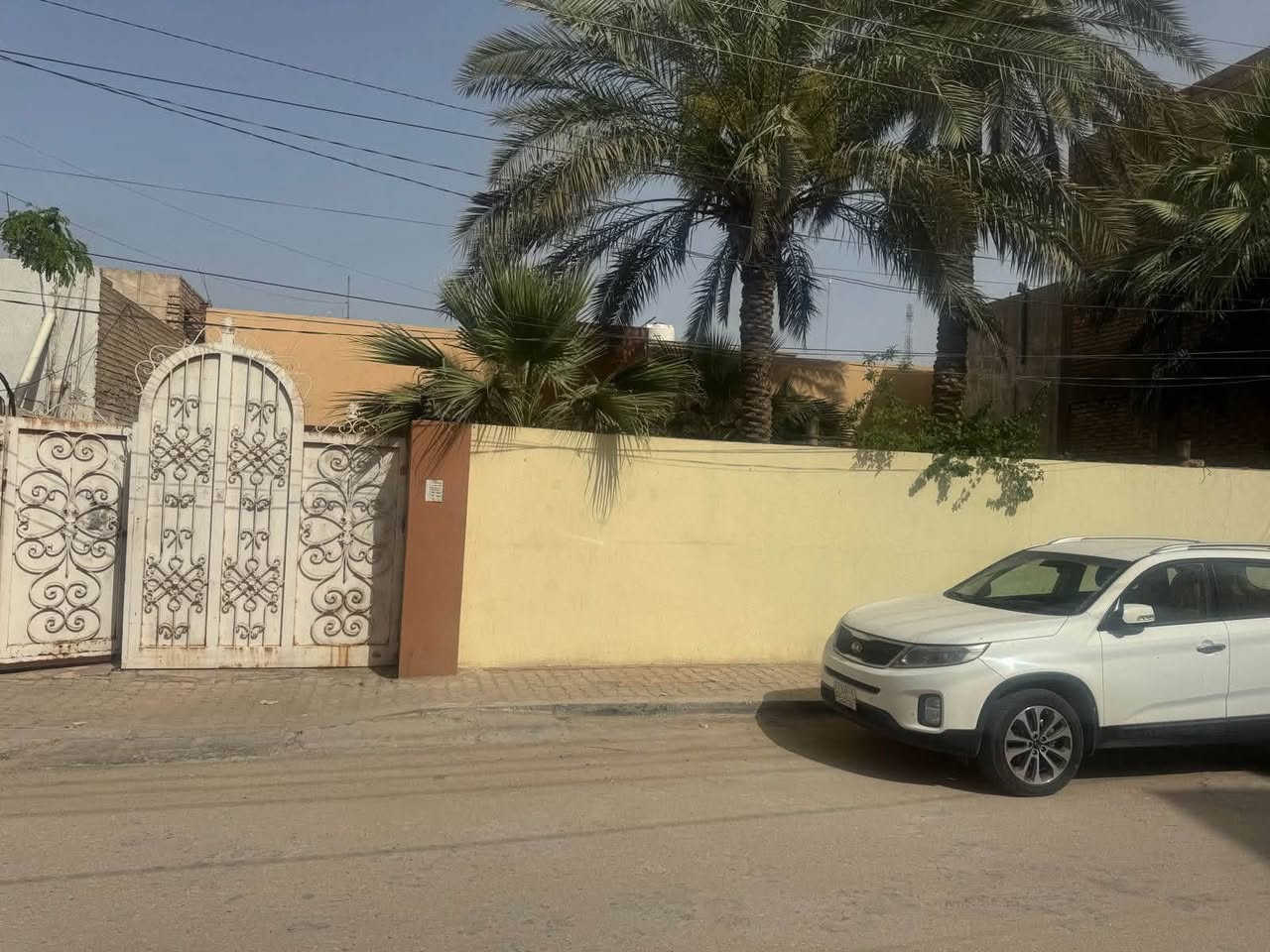 السلام عليكم
دار للبيع كربلاء 
الموقع :كربلاء حي البلدية خلف مطعم زاد الخير 
المساحة :425الواجهة 17
يحتوي الدار على مطبخ حار وبارد وغرف عدد 2 واستقبال كبير وهول كبير وصحيات 2 وكراج كبير يتسع الى اكثر من 3سيارات 
وحديقة كبيرة 
للاستفسار اكثر الاتصال بل ارقام 
اتصال ***********
