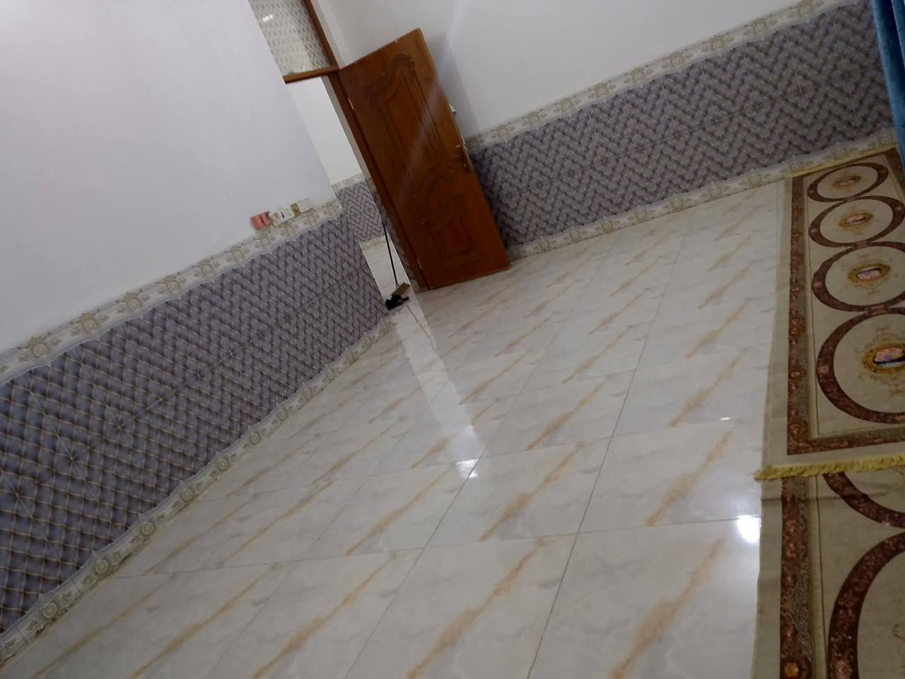 سلام عليكم بيت البيع مساحه 230متر سند 25حولي
 كاع راجي يبعد عن الدور سكنيه حوالي 200متر بيت نضيف جدا جعب صب وسقف عكاده درجه اولى خدمات كامله بناء كله طابوق درجه اولى بيت كله طابوق 
غرفه سبعه في أربعة 
غرفه ثانيه سته في أربعة 
صاله عشره في سبعه 
مطبخ خمسه في أربعة 
استقبال سبعه في أربعة 
كراج سياره سته في سته 
سعر 63
***********
