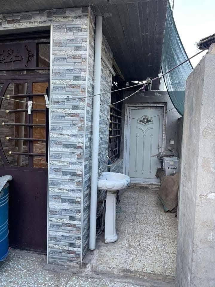السلام عليكم 
بيت ركن للبيع 100 متر في السند واقع حال 120 
في منطقة المخابرات محلة 227 بالفرع مال مجمع الشهد سابقا حاليا مدرسة الابداع .
تفاصيل البيت// الطابق الاول// استقبال ومطبخ وغرفتين نوم وحمام وتواليت خارجية وداخلية 
الطابق الثاني//  3 غرف نوم وحمام وتواليت مشترك وسطح تكدر تسوي غرفة رابع بالطابق الثاني 

مجمع 5 غرف نوم والسادسة تكدر تبنيها حاليا صايرة سطح واستقبال ومطبخ وحمام تواليت خارجية وداخلية  
السعر 120 وبي مجال بسيط للشراي
للاستفسار على الرقم ***********
