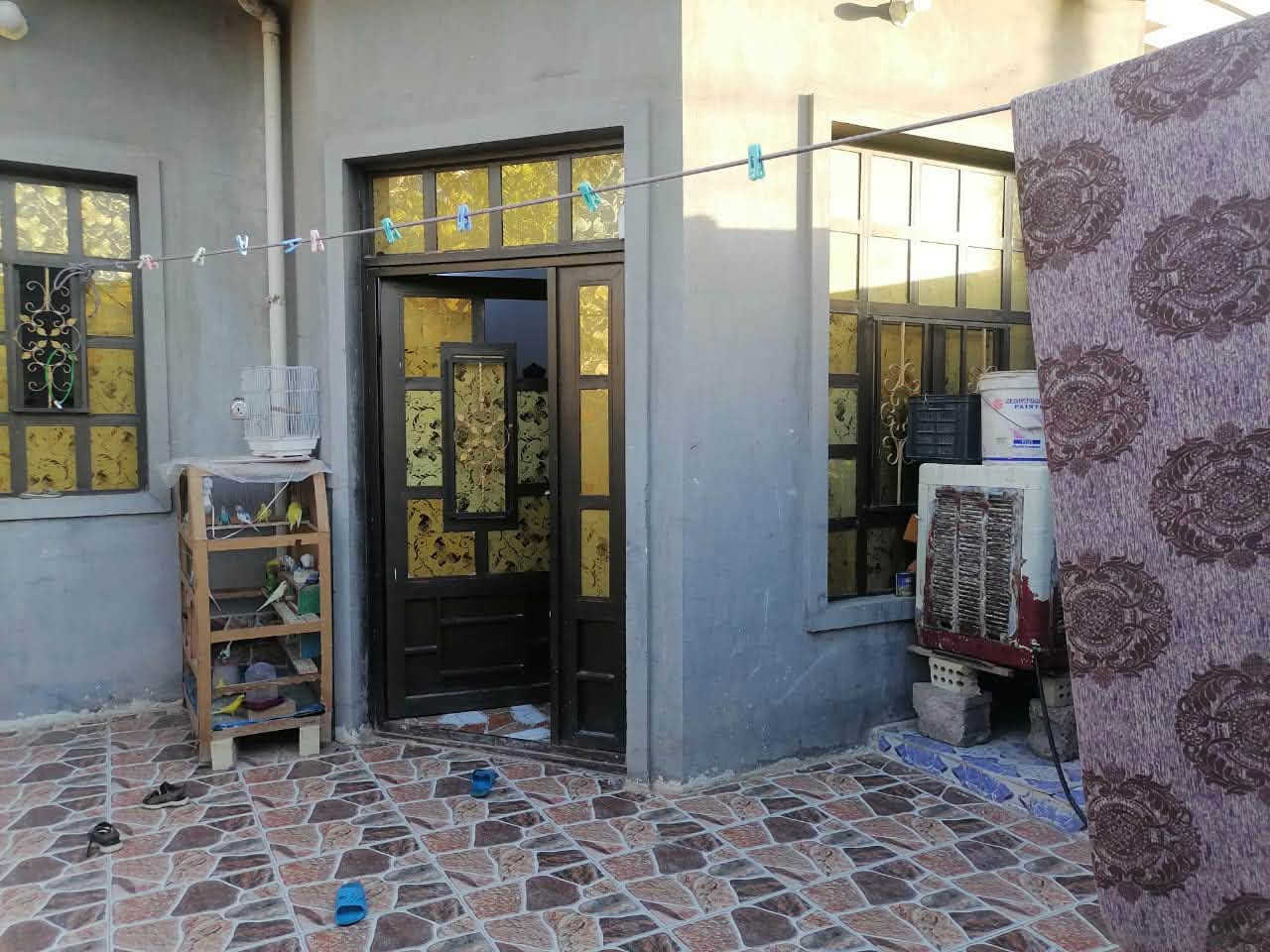 السلام عليكم
بيت(للبيع)في(الفلوجة)
المنطقه(شهداء توزيع الجديد)
قرب محطه النعيمه 
المساحة(125)
(طابق ونص )
غرفتين وصاله واستقبال ومطبخ وصحيات 

السعر (65)مليون وبيه مجال 
***********
***********
