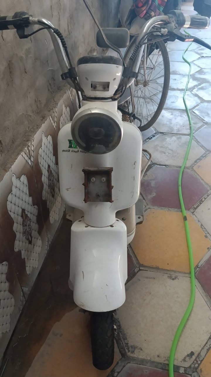 دراجة شحن للبيع شركة البيداء الاخضر متروكه فتره بس تشتغل مابيها شي مع شاحنتها الاصليه شحنها جيد مابيها شي بس سيمة الابريك فالته السعر 200 حجم 14  *********** بخدمة الطيبين
