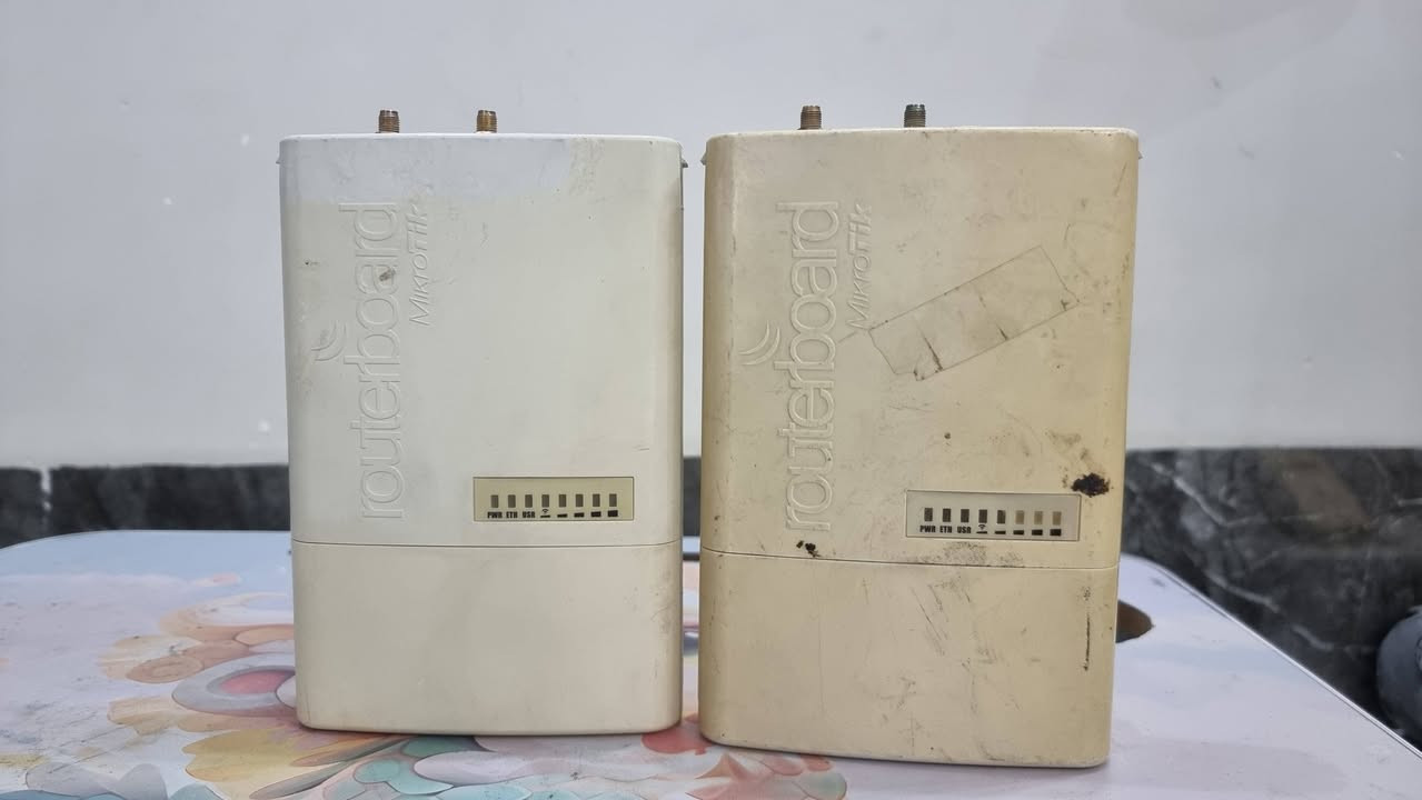 للبيع: أجهزة ميكروتك BaseBox 5 (عدد 2)
النوع: MikroTik BaseBox 5 (RB912UAG-5HPnD-OUT)
​التردد: 5GHz
​منفذ النت: Gigabit Ethernet
​الحالة: شغال بحالة ممتازة (مستعمل).
​الملاحظات: أجهزة قوية جداً للبث والاستلام لمسافات بعيدة ومقاومة للظروف الجوية.
​
المكان: [صلاح الدين / تكريت]
التواصل: [***********]

