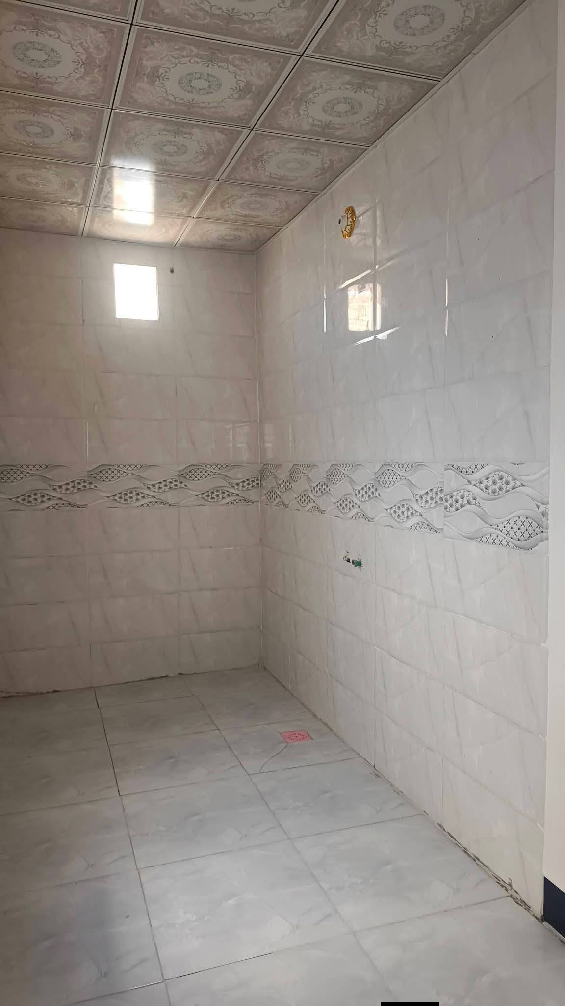 سلام عليكم ٥٦ متر للبيع بناء بلوك وعكاده يحتوي على غرفه نوم او صاله اومطبخ وصحيات سعر ٢٣ او بي مجال العنوان نجف شارع المطار سادين بشارع علكم بشارع حاتم نهايت المقرنص شويه لكدام ***********
