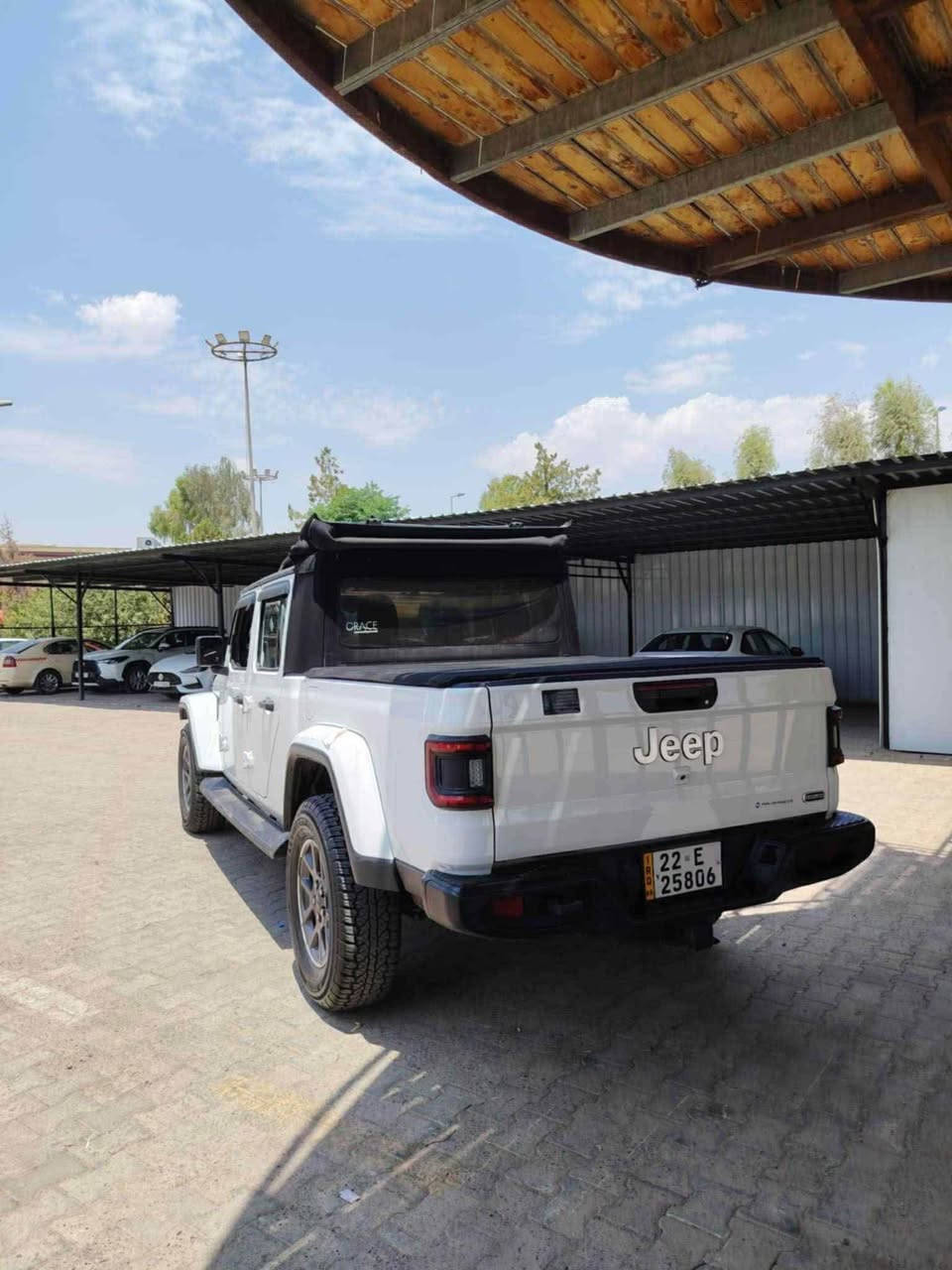 Jeep gladiator 2020
جيب كلاديتور
سيارة فول فول مواصفات وارد امريكي ماشيه ١٢٠ الف ميل محرك كير اكسلات كفالة جاهزه من كل نواحي و با سمي وكالة بسمه سياره بيها ثلاث مكانات تكحيل بسيط جدا جاملغ بودي وره سكن بكد شبير و عندك جاملغ امامي سبغ و جوه الباب سايق هم بكد شبر تكحيل ارباك بس ستيرن 
رقم شاسي 1C6HJTFG5LL130615
سعر  ٢٧٠ و بيها مجال 
رقم تلفون ***********
*********** أربيل, العراق

