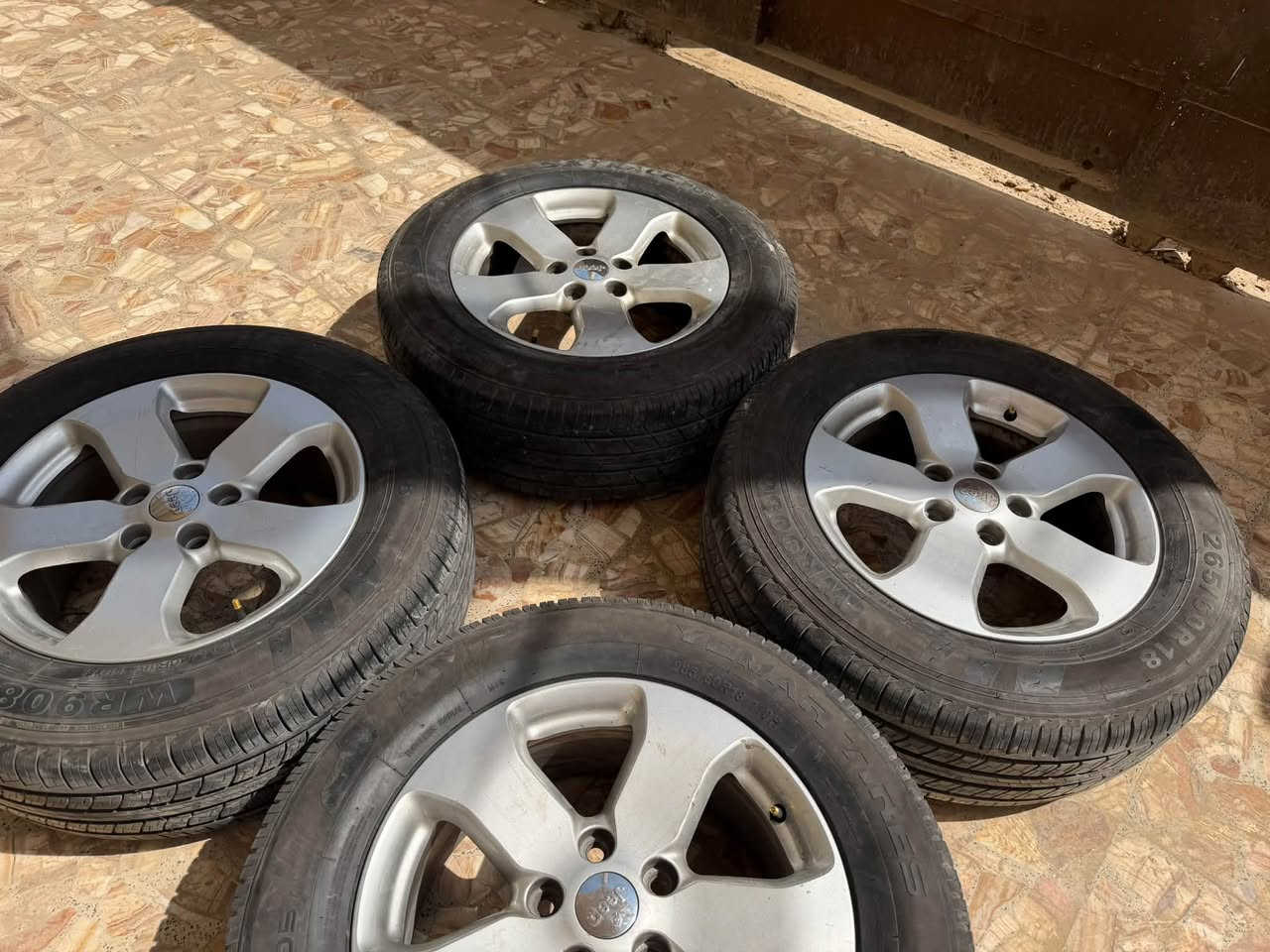 تخم تايرات حجم 265/60/18 مالت جيب الشكل الجديد انتاج ٢٠٢٥ عدد اربعه 
السعر ٣٢٥ الف 
***********

