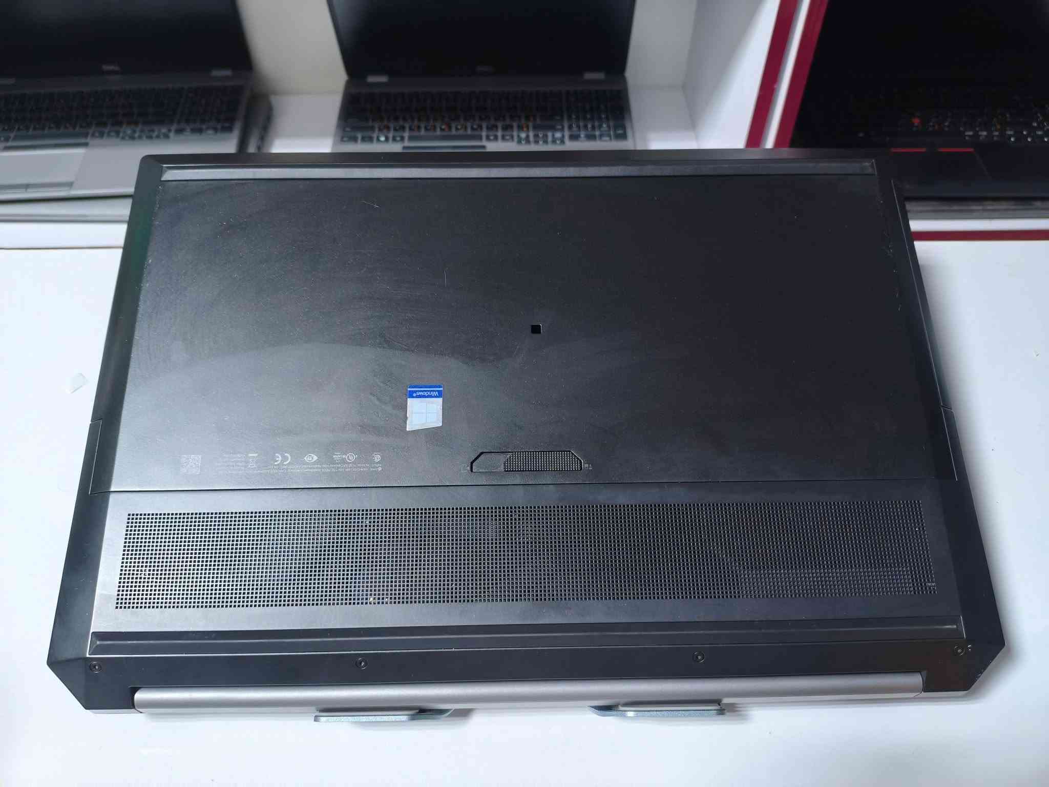 🔥 HP ZBook 17 G6 - وحش العمل الهندسي والرندر الثقيل 🔥
إذا كنت تبحث عن أعلى أداء متاح للبرامج الهندسية، الرندر الثلاثي الأبعاد، أو المونتاج بدقات عالية، فهذا الجهاز مخصص لك تماماً بفضل كرت الشاشة العملاق RTX 5000 سعة 16GB.  
📋 المواصفات الفنية التفصيلية:
🧠 المعالج: Intel Core i9 (الجيل التاسع - فئة H القوية جداً للضغط العالي).
⚡ الذاكرة العشوائية (RAM): 32GB DDR4 (متوفر أيضاً خيار 16GB).
💾 التخزين: 512GB SSD NVMe (سرعة فائقة في الإقلاع وتحميل البرامج).  
🎨 كرت الشاشة المنفصل: NVIDIA Quadro RTX 5000 بذاكرة 16GB VRAM نقي (مخصص لـ 3D, Blender, Revit, Premiere, AI).
🖥️ كرت الشاشة المدمج: Intel UHD Graphics 630.
📐 الشاشة: 17.3 بوصة بدقة FHD لإيضاح ومساحة عمل واسعة ومريحة للعين.
⌨️ الكيبورد: عربي / إنكليزي (حفر ليزري ضوئي مع إضاءة خلفية).
💰 الخيارات والأسعار:
🔹 النسخة الأولى (32GB RAM + كرت 16GB): 1,200,000 دينار عراقي
🔹 النسخة الثانية (16GB RAM + كرت 16GB): 1,100,000 دينار عراقي
🎯 مناسب جداً لـ:  
المهندسين والمصممين (AutoCAD, Revit, SolidWorks).
صناع المحتوى والمونتيرية (4K / 8K Video Editing).
أصحاب مشاريع الذكاء الاصطناعي وتوليد الصور والرندر الثقيل.  
🏢 مكتب لابتوبيا
📍 العنوان: بغداد – الأمين الثانية – شارع سكينة
📞 للتواصل والواتساب: ***********
🚚 خدمة التوصيل متوفرة لجميع المحافظات

